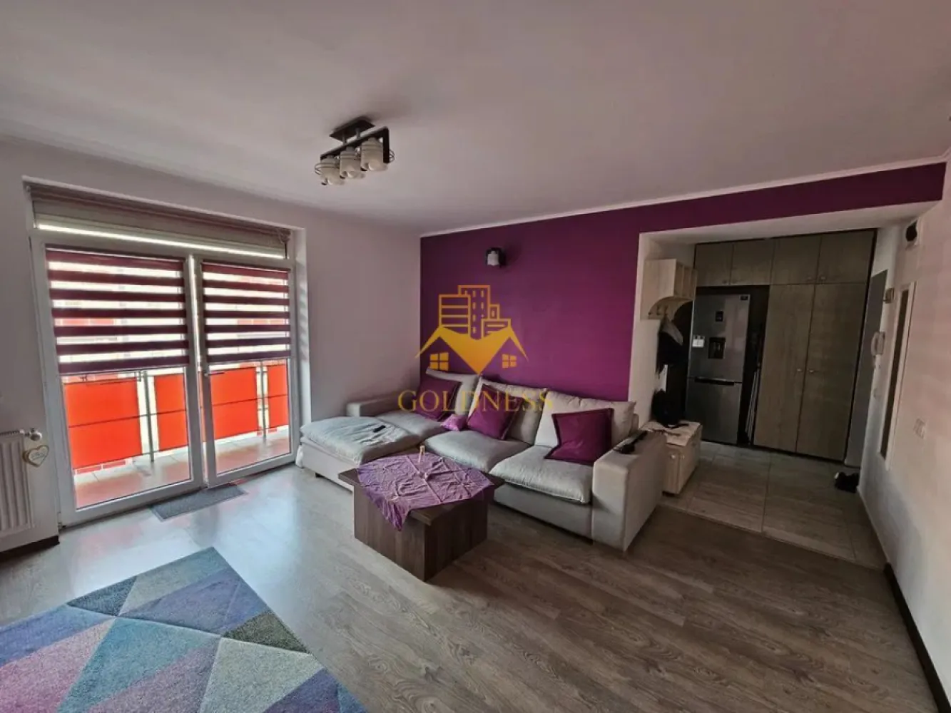 2 camere, modern, bloc nou, parcare, Zorilor Zona UMF, Obserbatorului - GOLDNESS Imobiliare vă propune spre închiriere un apartament cu 2 camere complet mobilat și utilat, la etajul 4 într-un imobil de 4 etaje, în Cartierul Zorilor.

Se află în apropierea stațiilor de transport în comun, magazine, restaurante, spații verzi, farmacii, etc. 

Apartamentul este compartimentat astfel:
 - dormitor cu pat matrimonial, noptiere, biblioteca, comoda TV
 - living cu bucatarie open space complet utilată și mobilată, canapea extensibilă, loc de servit masa, dulap pentru haine si cuier
 - baie cu cabina de dus, calorifer port prosop și dulap pentru depozitare.
 - terasa de 10 mp.

Imobilul este dotat cu toate cele necesare- centrală proprie, frigider, aragaz, hotă, mașină de spălat haine, etc. 

Dacă sunteți interesați de acest apartament și doriți să îl vizionați, dar și pentru alte oferte nu ezitați să ne contactați telefonic sau prin e-mail. Vă stăm la dispoziție!
Pentru intermediere se percepe un comision de 50% din prețul chiriei!