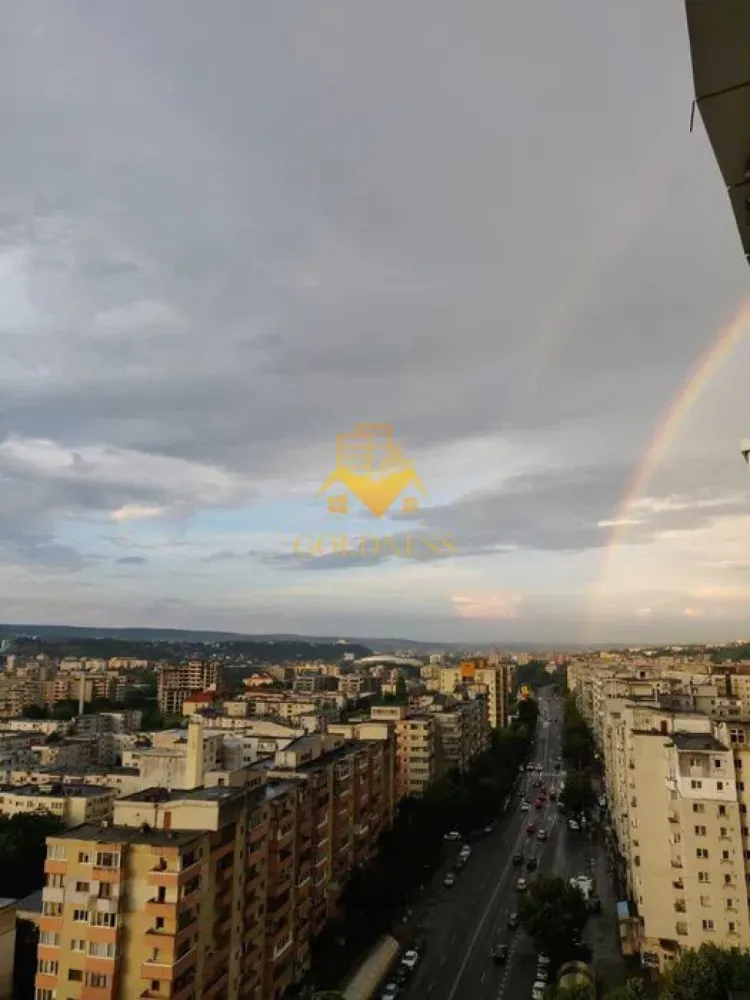 2 camere open space, Premium, Parcare, West City Tower, Manastur - GOLDNESS Imobiliare vă propune spre închiriere un apartament cu 2 camere complet mobilat și utilat, la etajul 13 într-un imobil de 25 etaje, în Cartierul Manastur.
Dispune de loc de parcare inclusa!
Se află în apropierea stațiilor de transport în comun, magazine, restaurante, spații verzi, farmacii, etc. 

Apartamentul este compartimentat astfel:
 - dormitor cu pat matrimonial, dressing, noptiere
 - living cu bucatarie open space complet utilată și mobilată, canapea, loc de servit masa 
 - baie cu cabina de dus, calorifer port prosop și dulap pentru depozitare.
 - balcon de 5 mp.

Imobilul este dotat cu toate cele necesare- centrală proprie, frigider plita, hotă, mașină de spălat haine, etc. 

Dacă sunteți interesați de acest apartament și doriți să îl vizionați, dar și pentru alte oferte nu ezitați să ne contactați telefonic sau prin e-mail. Vă stăm la dispoziție!
Pentru intermediere se percepe un comision de 50% din prețul chiriei!