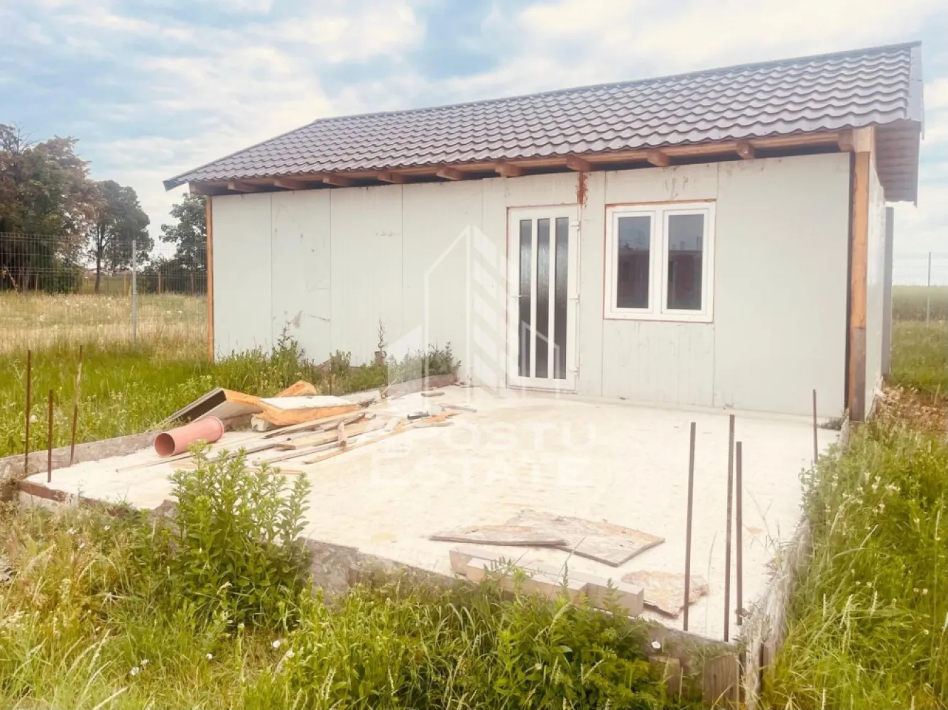 Teren Intravilan cu Constructie Zimandu Nou - Va propunem spre vanzare un teren pentru constructii situat in intravilanul localitatii Zimandu Nou, pozitionat intr-o zona rezidentiala in plina dezvoltare, cu case noi, aflata strategic in spatele gradinitei si a farmaciei INA. Proprietatea ofera o baza excelenta pentru dezvoltarea unui proiect rezidential sau pentru utilizarea imediata a facilitatilor existente.
Detalii Teren si Facilitati
Terenul este complet imprejmuit si beneficiaza de o configuratie practica pentru constructie. Pe suprafata acestuia se regaseste o fantana forata, ideala pentru asigurarea sursei de apa necesare intretinerii sau santierului. Accesul catre proprietate se realizeaza in conditii bune, in fata terenului existand un drum de servitute care asigura calea de acces, in timp ce in partea din spate a terenului este amenajat un trotuar.
Constructie si Utilitati
Un avantaj major al acestei proprietati este existenta unei platforme betonate cu o fundatie de aproximativ 80 mp. Pe o parte a acestei fundatii este deja ridicata o constructie realizata din panouri sandwich, cu o suprafata construita de aproximativ 50 mp. Aceasta structura usoara este deja prevazuta cu racordurile necesare pentru utilitati, putand fi utilizata imediat ca spatiu de depozitare, organizare de santier sau adaptata pentru alte necesitati.
Pozitionarea in zona de case noi, curata si aerisita, alaturi de proximitatea fata de punctele de interes din localitate, precum gradinita si farmacia, confera acestui teren un potential ridicat de investitie pe termen lung.
Pentru detalii suplimentare si pentru programarea unei vizionari la fata locului, va stam cu placere la dispozitie.
ID anunt: CP3167345