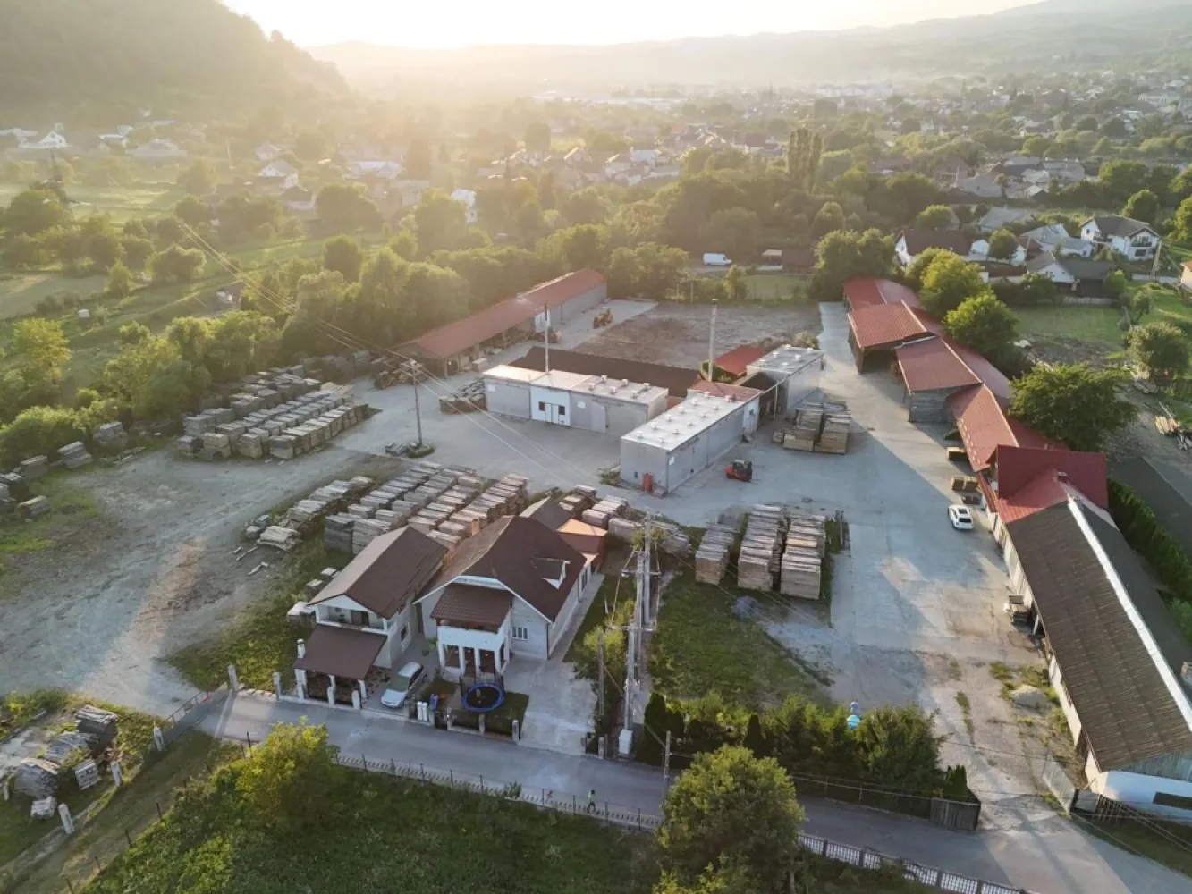 Fabrică de cherestea complet utilată & centru logistic - Se ofera spre vanzare o fabrica de cherestea complet utilata, situata intr-o zona strategica cu o pozitie avantajoasa, ideala pentru prelucrarea lemnului, logistica, depozitare precum si alte scopuri comerciale.
 

PACHETUL 1 – PRET 795.000 EUR
 
Suprafata totala: 14.000 mp

Suprafete construite (hale, birouri, depozite): peste 2.400 mp
 
Componente si constructii:
Hala productie 1A si 1B – suprafata totala de 680 mp, deservite de siloz pentru depozitarea rumegusului (capacitate 80 mc)
Hala depozitare 2 – 324 mp
Hala productie 3 – 187 mp
Hala depozitare 4 – 600 mp
Cladire birouri – constructie din caramida, formata din 4 camere si baie, in suprafata de 120 mp
Magazii si depozite suplimentare – 300 mp
Cladire locuibila (94 mp) – poate fi transformata cu investitii minime in locuinta pentru angajatii firmei
 
Dotari tehnologice:
4 uscatoare cu o capacitate totala de uscare de peste 300 mc/luna
1 aburitor cu capacitate de 35 mc
Centrala pe apa calda – 850 kW (pentru uscatoare)
Centrala pe aburi – 400 kW (pentru aburitor)
 

Infrastructura si facilitati:
Acces facil pe proprietate, cu doua intrari separate, ambele cu acces TIR si tonaj mare
Proprietate complet ingradita
Suprafete betonate si cai de acces – peste 3.000 mp
Utilitati complete: apa, canalizare, curent trifazic, post Trafo
Amplasare strategica in zona forestiera, cu acces usor la resurse si transport
 
Potential de investitie:
 
Datorita amplasamentului si infrastructurii excelente, proprietatea se poate transforma cu usurinta intr-un centru logistic si de depozitare comercial, oferind multiple posibilitati de dezvoltare.

PACHETUL 2 – PRET 100.000 EUR

(Extra) Pachet de utilaje disponibil la cerere:
2 utilaje de debit bustean (Bantzic)
2 multilame / circulare pentru tivit
Pendula
3 motostivuitoare (2 Toyota + 1 Ausa)
2 vole (JCB si Kramer)
3 motofierastraie
Alte echipamente pentru prelucrarea lemnului