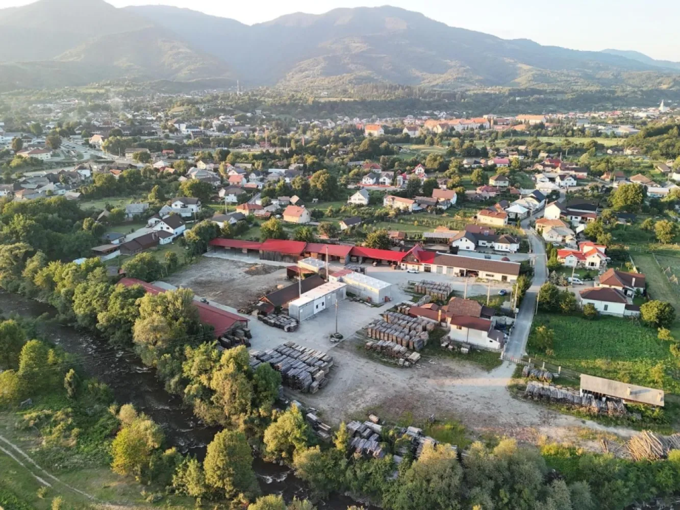Fabrică de cherestea complet utilată & centru logistic - Se ofera spre vanzare o fabrica de cherestea complet utilata, situata intr-o zona strategica cu o pozitie avantajoasa, ideala pentru prelucrarea lemnului, logistica, depozitare precum si alte scopuri comerciale.
 

PACHETUL 1 – PRET 795.000 EUR
 
Suprafata totala: 14.000 mp

Suprafete construite (hale, birouri, depozite): peste 2.400 mp
 
Componente si constructii:
Hala productie 1A si 1B – suprafata totala de 680 mp, deservite de siloz pentru depozitarea rumegusului (capacitate 80 mc)
Hala depozitare 2 – 324 mp
Hala productie 3 – 187 mp
Hala depozitare 4 – 600 mp
Cladire birouri – constructie din caramida, formata din 4 camere si baie, in suprafata de 120 mp
Magazii si depozite suplimentare – 300 mp
Cladire locuibila (94 mp) – poate fi transformata cu investitii minime in locuinta pentru angajatii firmei
 
Dotari tehnologice:
4 uscatoare cu o capacitate totala de uscare de peste 300 mc/luna
1 aburitor cu capacitate de 35 mc
Centrala pe apa calda – 850 kW (pentru uscatoare)
Centrala pe aburi – 400 kW (pentru aburitor)
 

Infrastructura si facilitati:
Acces facil pe proprietate, cu doua intrari separate, ambele cu acces TIR si tonaj mare
Proprietate complet ingradita
Suprafete betonate si cai de acces – peste 3.000 mp
Utilitati complete: apa, canalizare, curent trifazic, post Trafo
Amplasare strategica in zona forestiera, cu acces usor la resurse si transport
 
Potential de investitie:
 
Datorita amplasamentului si infrastructurii excelente, proprietatea se poate transforma cu usurinta intr-un centru logistic si de depozitare comercial, oferind multiple posibilitati de dezvoltare.

PACHETUL 2 – PRET 100.000 EUR

(Extra) Pachet de utilaje disponibil la cerere:
2 utilaje de debit bustean (Bantzic)
2 multilame / circulare pentru tivit
Pendula
3 motostivuitoare (2 Toyota + 1 Ausa)
2 vole (JCB si Kramer)
3 motofierastraie
Alte echipamente pentru prelucrarea lemnului