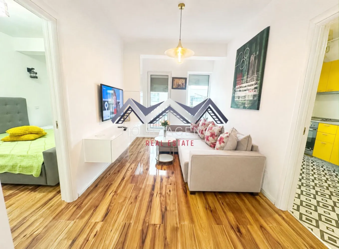 Apartament 2 camere Otopeni | include parcare - Vă propunem, spre închiriere, un apartament cu 2 camere, situat la etajul 1 al unui imobil nou din Otopeni. tip boutique, cu doar 18 apartamente, oferind intimitate, liniște și un nivel superior de confort.

Apartamentul are o compartimentare eficientă, fiind ideal pentru o persoană activă sau un cuplu, pentru personalul militar sau din aviație care lucrează în zonă.

Livingul este luminos și spațios, amenajat modern, cu zonă de relaxare și acces către un balcon generos, comun cu bucătăria. Bucătăria este închisă, complet mobilată și utilată, oferind un spațiu practic și intim pentru gătit. Dormitorul este confortabil și primitor, cu spațiu de depozitare generos, precum si holul de acces. Baia este dotată cu obiecte sanitare moderne, inclusiv o cadă cu hidromasaj. Confortul termic este asigurat de centrala proprie și de sistemul de încălzire prin pardoseală.

Blocul este amplasat într-o zonă liniștită, dar cu acces facil către toate zonele de interes: Mega Image, restaurante, cafenele, magazine dar și mijloace de transport în comun – stația de autobuz se află chiar în apropierea imobilului. Acces rapid către DN1, Aeroport, precum și către zona de Nord a Bucureștiului.

Prețul afișat include 1 loc de parcare. 

Dacă îți dorești o locuință cochetă, cu multiple spatii de depozitare, într-un bloc nou și o zonă bine conectată, această proprietate este alegerea perfectă!

Programează acum o vizionare!