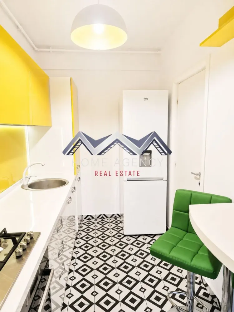 Apartament 2 camere Otopeni | include parcare - Vă propunem, spre închiriere, un apartament cu 2 camere, situat la etajul 1 al unui imobil nou din Otopeni. tip boutique, cu doar 18 apartamente, oferind intimitate, liniște și un nivel superior de confort.

Apartamentul are o compartimentare eficientă, fiind ideal pentru o persoană activă sau un cuplu, pentru personalul militar sau din aviație care lucrează în zonă.

Livingul este luminos și spațios, amenajat modern, cu zonă de relaxare și acces către un balcon generos, comun cu bucătăria. Bucătăria este închisă, complet mobilată și utilată, oferind un spațiu practic și intim pentru gătit. Dormitorul este confortabil și primitor, cu spațiu de depozitare generos, precum si holul de acces. Baia este dotată cu obiecte sanitare moderne, inclusiv o cadă cu hidromasaj. Confortul termic este asigurat de centrala proprie și de sistemul de încălzire prin pardoseală.

Blocul este amplasat într-o zonă liniștită, dar cu acces facil către toate zonele de interes: Mega Image, restaurante, cafenele, magazine dar și mijloace de transport în comun – stația de autobuz se află chiar în apropierea imobilului. Acces rapid către DN1, Aeroport, precum și către zona de Nord a Bucureștiului.

Prețul afișat include 1 loc de parcare. 

Dacă îți dorești o locuință cochetă, cu multiple spatii de depozitare, într-un bloc nou și o zonă bine conectată, această proprietate este alegerea perfectă!

Programează acum o vizionare!