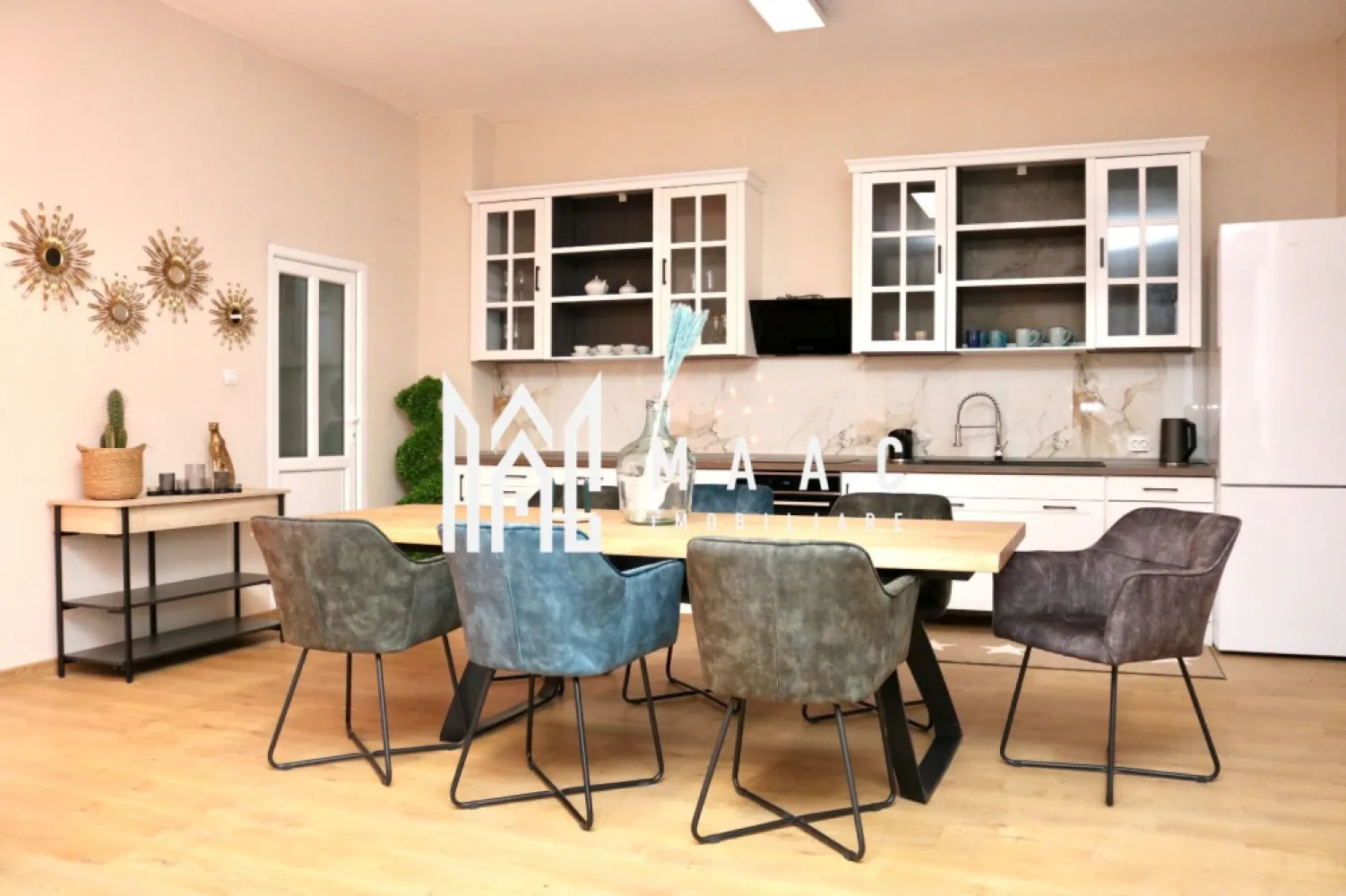 Apartament 4 camere | 2 bai | Modern | Curte | Central