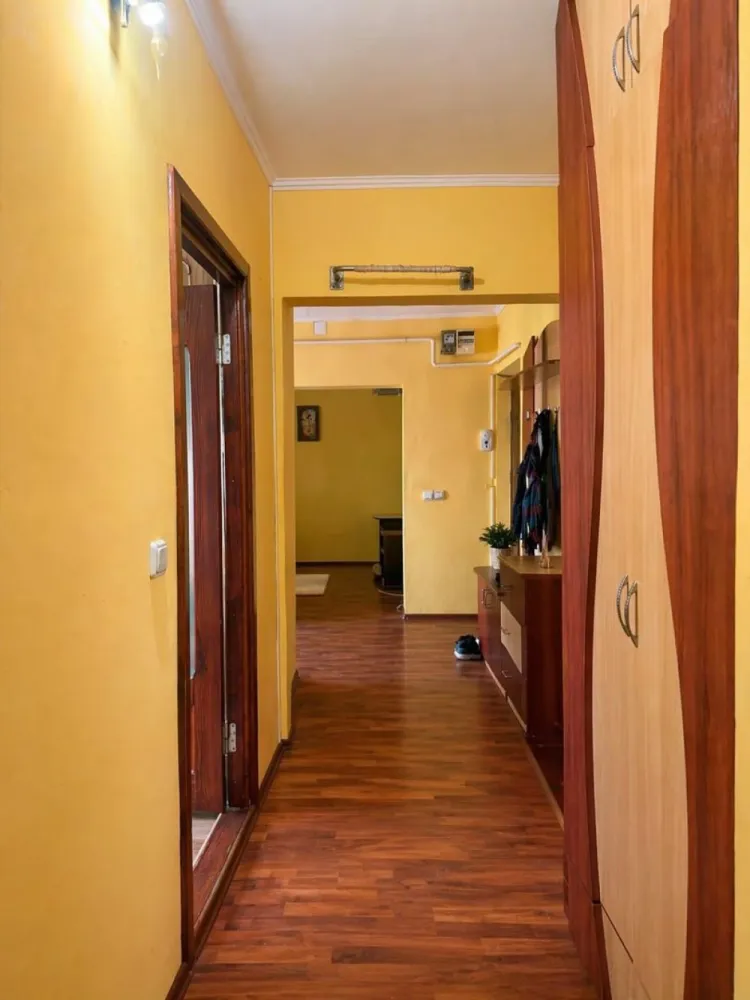 De vanzare apartament cu 4 camere, Dunarea Mall, 89.000 euro - Se oferă spre vânzare un apartament spațios cu 4 camere decomandate, situat într-o zonă foarte căutată, în apropiere de Dunărea Mall, cu acces rapid la mijloace de transport, magazine, școli și alte puncte de interes.
- Etaj 6 din 10
- Compartimentare decomandată
- Centrală termică proprie
- Tâmplărie PVC cu geam termopan
Apartamentul beneficiază de o compartimentare practică, oferind confort și intimitate pentru întreaga familie. Poziționarea la un etaj intermediar asigură lumină naturală pe tot parcursul zilei și o priveliște plăcută.
Ideal atât pentru locuit, cât și pentru investiție, datorită amplasării excelente în imediata apropiere a zonei comerciale Dunărea Mall.
Avantaje ale zonei:
- Aproape de Dunărea Mall
- La câteva minute de Spitalul Județean si Neacșu
- Școli, licee și grădinițe în apropiere
- Acces facil la mijloace de transport și magazine
- Zonă liniștită, cu toate facilitățile la îndemână
Preț: 89.000 €. Se percepe comision de intermediere.
Pentru mai multe informații și programarea unei vizionări, vă stăm la dispoziție 0746.252.252 Liliana Ene, Mag Invest.