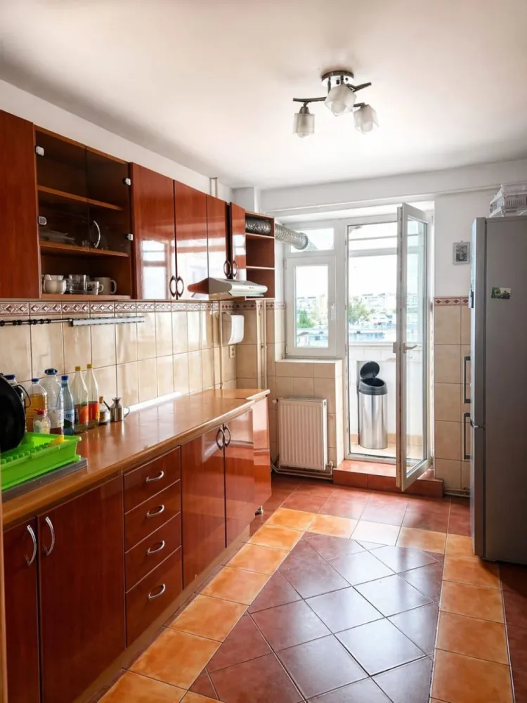 De vanzare apartament cu 4 camere, Dunarea Mall, 89.000 euro - Se oferă spre vânzare un apartament spațios cu 4 camere decomandate, situat într-o zonă foarte căutată, în apropiere de Dunărea Mall, cu acces rapid la mijloace de transport, magazine, școli și alte puncte de interes.
- Etaj 6 din 10
- Compartimentare decomandată
- Centrală termică proprie
- Tâmplărie PVC cu geam termopan
Apartamentul beneficiază de o compartimentare practică, oferind confort și intimitate pentru întreaga familie. Poziționarea la un etaj intermediar asigură lumină naturală pe tot parcursul zilei și o priveliște plăcută.
Ideal atât pentru locuit, cât și pentru investiție, datorită amplasării excelente în imediata apropiere a zonei comerciale Dunărea Mall.
Avantaje ale zonei:
- Aproape de Dunărea Mall
- La câteva minute de Spitalul Județean si Neacșu
- Școli, licee și grădinițe în apropiere
- Acces facil la mijloace de transport și magazine
- Zonă liniștită, cu toate facilitățile la îndemână
Preț: 89.000 €. Se percepe comision de intermediere.
Pentru mai multe informații și programarea unei vizionări, vă stăm la dispoziție 0746.252.252 Liliana Ene, Mag Invest.