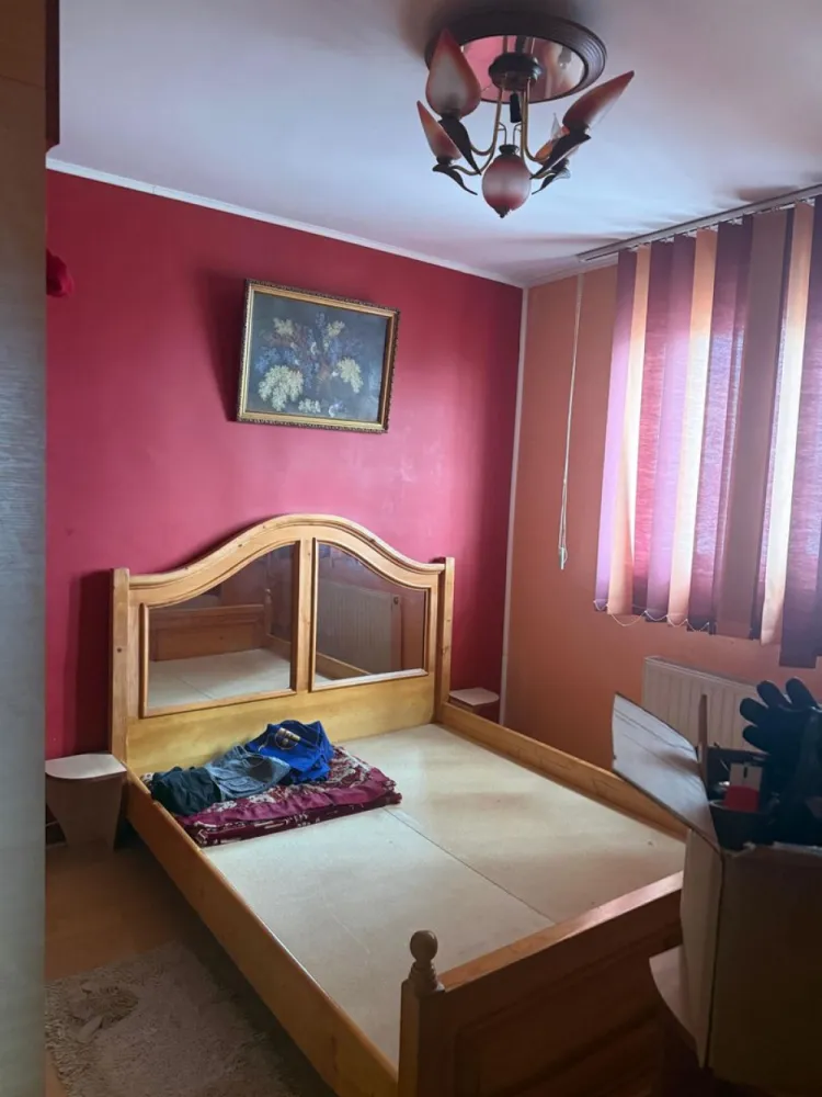 De vanzare apartament cu 4 camere, Dunarea Mall, 89.000 euro - Se oferă spre vânzare un apartament spațios cu 4 camere decomandate, situat într-o zonă foarte căutată, în apropiere de Dunărea Mall, cu acces rapid la mijloace de transport, magazine, școli și alte puncte de interes.
- Etaj 6 din 10
- Compartimentare decomandată
- Centrală termică proprie
- Tâmplărie PVC cu geam termopan
Apartamentul beneficiază de o compartimentare practică, oferind confort și intimitate pentru întreaga familie. Poziționarea la un etaj intermediar asigură lumină naturală pe tot parcursul zilei și o priveliște plăcută.
Ideal atât pentru locuit, cât și pentru investiție, datorită amplasării excelente în imediata apropiere a zonei comerciale Dunărea Mall.
Avantaje ale zonei:
- Aproape de Dunărea Mall
- La câteva minute de Spitalul Județean si Neacșu
- Școli, licee și grădinițe în apropiere
- Acces facil la mijloace de transport și magazine
- Zonă liniștită, cu toate facilitățile la îndemână
Preț: 89.000 €. Se percepe comision de intermediere.
Pentru mai multe informații și programarea unei vizionări, vă stăm la dispoziție 0746.252.252 Liliana Ene, Mag Invest.
