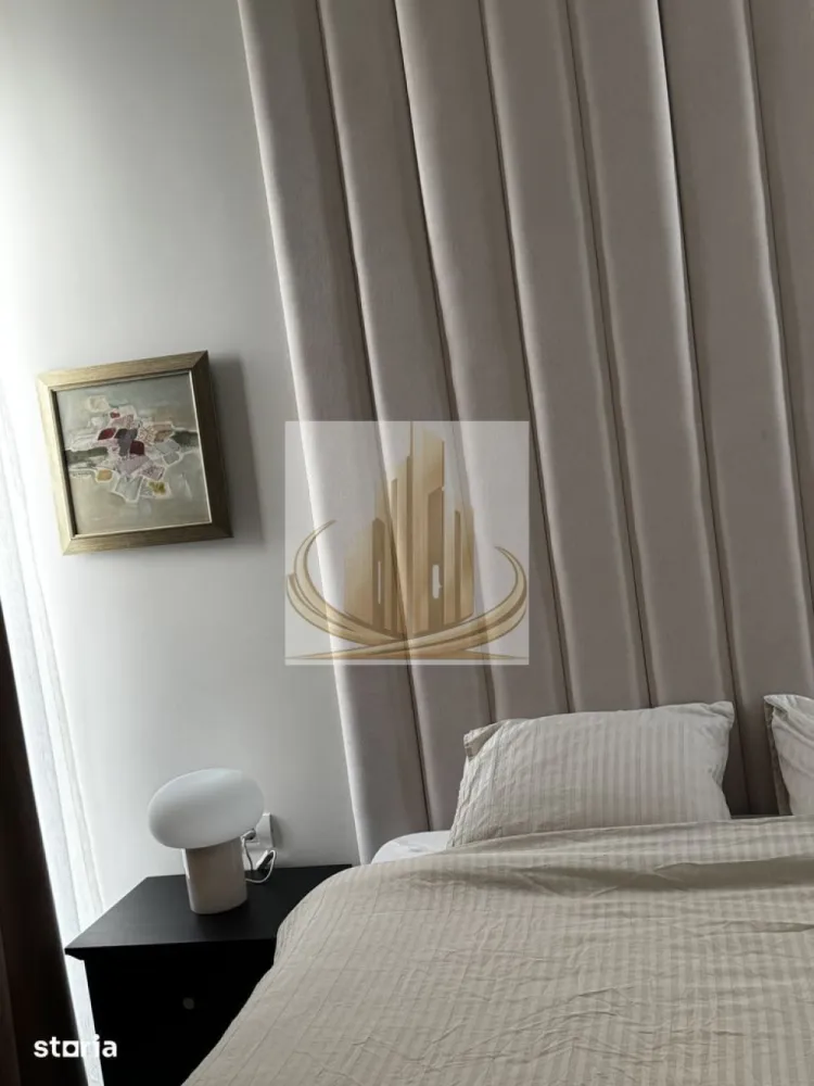 Duplex cu 4 camere, Casă Modernă pe Parter | 95 mp Utili | 289MP teren - Echipa Grand Mobilis Imobiliare vă propune spre vânzare o proprietate deosebită, situată într-o zonă liniștită și apreciată, ideală pentru cei care își doresc confortul unei case moderne, eficient compartimentate și gata de mutare.

Construită pe un teren de 289 mp și desfășurată integral pe parter, locuința beneficiază de o suprafață utilă de 95 mp și impresionează prin atmosfera caldă și primitoare, finisajele moderne și atenția acordată fiecărui detaliu. Proprietatea a fost amenajată cu materiale de calitate, mobilier realizat integral la comandă și soluții practice de organizare, oferind un cămin elegant și funcțional.

Compartimentarea este excelent gândită și oferă spații generoase și luminoase:

living spațios cu bucătărie open-space;
dormitor matrimonial;
al doilea dormitor, ideal ca dormitor pentru copii, cameră de oaspeți sau birou;
dressing dedicat;
două băi (una cu duș și una cu cadă);
debara;
cameră tehnică;
terasă de aproximativ 15 mp, semiînchisă și acoperită, ideală pentru relaxare și petrecerea timpului alături de familie și prieteni.

Unul dintre marile avantaje ale proprietății îl reprezintă poziționarea sa. Casa este situată într-o zonă liniștită, cu trafic redus, dar foarte bine conectată la oraș. În imediata apropiere regăsim magazine, after-school, mijloace de transport în comun și numeroase facilități necesare vieții de zi cu zi. Totodată, proprietatea beneficiază de acces rapid către Calea Aradului și către principalele puncte de interes ale orașului, oferind un echilibru ideal între liniște și accesibilitate.

Prin compartimentarea practică, finisajele moderne, mobilierul realizat la comandă și poziționarea excelentă, această proprietate reprezintă alegerea ideală pentru o familie care își dorește confortul unei case noi, într-un cadru liniștit și bine conectat.

Pentru mai multe detalii sau programarea unei vizionări, echipa Grand Mobilis Imobiliare vă stă cu drag la dispoziție.