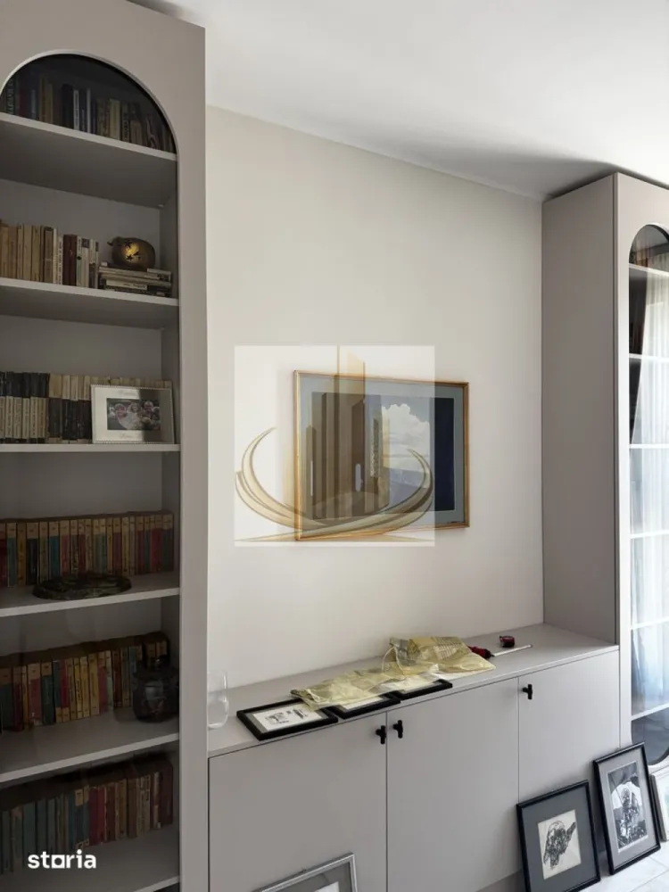 Duplex cu 4 camere, Casă Modernă pe Parter | 95 mp Utili | 289MP teren - Echipa Grand Mobilis Imobiliare vă propune spre vânzare o proprietate deosebită, situată într-o zonă liniștită și apreciată, ideală pentru cei care își doresc confortul unei case moderne, eficient compartimentate și gata de mutare.

Construită pe un teren de 289 mp și desfășurată integral pe parter, locuința beneficiază de o suprafață utilă de 95 mp și impresionează prin atmosfera caldă și primitoare, finisajele moderne și atenția acordată fiecărui detaliu. Proprietatea a fost amenajată cu materiale de calitate, mobilier realizat integral la comandă și soluții practice de organizare, oferind un cămin elegant și funcțional.

Compartimentarea este excelent gândită și oferă spații generoase și luminoase:

living spațios cu bucătărie open-space;
dormitor matrimonial;
al doilea dormitor, ideal ca dormitor pentru copii, cameră de oaspeți sau birou;
dressing dedicat;
două băi (una cu duș și una cu cadă);
debara;
cameră tehnică;
terasă de aproximativ 15 mp, semiînchisă și acoperită, ideală pentru relaxare și petrecerea timpului alături de familie și prieteni.

Unul dintre marile avantaje ale proprietății îl reprezintă poziționarea sa. Casa este situată într-o zonă liniștită, cu trafic redus, dar foarte bine conectată la oraș. În imediata apropiere regăsim magazine, after-school, mijloace de transport în comun și numeroase facilități necesare vieții de zi cu zi. Totodată, proprietatea beneficiază de acces rapid către Calea Aradului și către principalele puncte de interes ale orașului, oferind un echilibru ideal între liniște și accesibilitate.

Prin compartimentarea practică, finisajele moderne, mobilierul realizat la comandă și poziționarea excelentă, această proprietate reprezintă alegerea ideală pentru o familie care își dorește confortul unei case noi, într-un cadru liniștit și bine conectat.

Pentru mai multe detalii sau programarea unei vizionări, echipa Grand Mobilis Imobiliare vă stă cu drag la dispoziție.