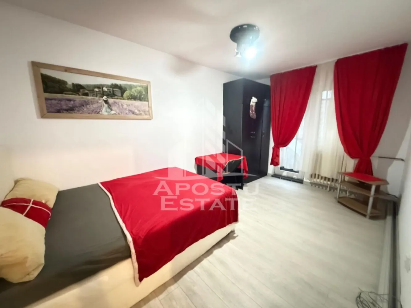 Apartament 1 cameră, renovat,Centrală Proprie , Zona Circumvalațiunii - APOSTU ESTATE vă propune spre închiriere un apartament spațios , cu 1 cameră , situat într-o zonă liniștită și bine conectată din Circumvalațiunii , ideal pentru un cuplu sau persoane care doresc un spațiu generos și confortabil.

Suprafață utilă: 30 mp
Compartimentare eficientă:
Hol de acces generos
Bucătărie complet mobilată și utilată, cu loc de luat masa
Dormitor matrimonial mobilat
Baie principală cu cadă și geam pentru ventilație naturală

Confort și facilități:
Apartamentul are balcon 
Centrala proprie 
Apartamentul este proaspăt renovat 
Apartamentul este complet mobilat și utilat
Localizare: Zona Circumvalațiunii – liniște, acces facil spre oraș, în apropiere de magazine, școli și mijloace de transport în comun.

Ideal pentru:
Familii
Cupluri
Profesioniști care lucrează remote sau au nevoie de birou acasă

Preț chirie: 350 E
Programează o vizionare!
ID intern: CP2832907
