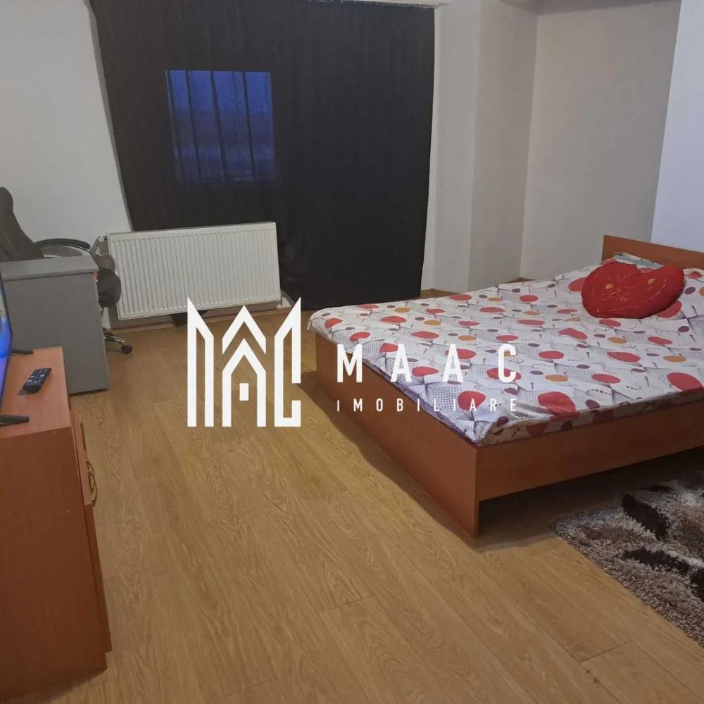 Apartament 1 camera | Etaj 2 | Parcare | Turnisor - MAAC Imobiliare vă propune spre închiriere o garsonieră decomandată, situată în cartierul Turnișor, la etajul 2 al unui imobil construit după anul 2000.

Locuința are o suprafață utilă de 37 mp și este potrivită pentru o persoană sau un cuplu care își dorește un spațiu practic, confortabil și bine poziționat.

Detalii proprietate
Suprafață utilă: 37 mp
Compartimentare decomandată
Etaj 2
Cameră spațioasă și luminoasă
Bucătărie separată
Baie
Boxă pentru depozitare inclusă
Loc de parcare inclus
Dotări și finisaje
Mobilată și utilată
Pardoseală din lemn în cameră
Plăci ceramice în bucătărie și baie
Geamuri termopan
Pereți în nuanțe deschise, oferind luminozitate
Spații de depozitare
Avantaje
Loc de parcare inclus în preț
Boxă pentru depozitare
Zonă liniștită
Aproape de magazine, farmacii și mijloace de transport în comun
Acces facil către aeroport și zona industrială Vest
Condiții de închiriere
Se acceptă animale de companie de talie mică
Disponibilă imediat
Pentru mai multe informații sau pentru a programa o vizionare, nu ezitați să ne contactați, specificand ID: CP3166791