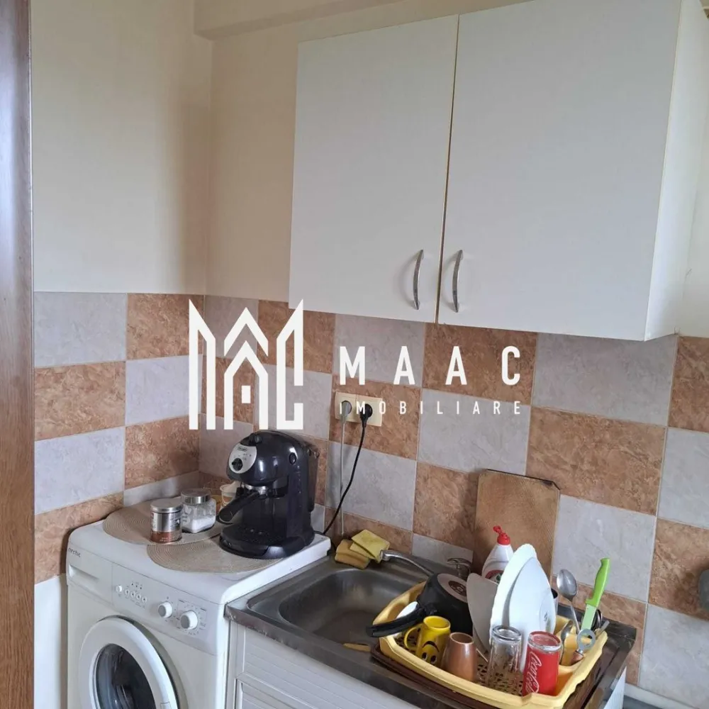 Apartament 1 camera | Etaj 2 | Parcare | Turnisor - MAAC Imobiliare vă propune spre închiriere o garsonieră decomandată, situată în cartierul Turnișor, la etajul 2 al unui imobil construit după anul 2000.

Locuința are o suprafață utilă de 37 mp și este potrivită pentru o persoană sau un cuplu care își dorește un spațiu practic, confortabil și bine poziționat.

Detalii proprietate
Suprafață utilă: 37 mp
Compartimentare decomandată
Etaj 2
Cameră spațioasă și luminoasă
Bucătărie separată
Baie
Boxă pentru depozitare inclusă
Loc de parcare inclus
Dotări și finisaje
Mobilată și utilată
Pardoseală din lemn în cameră
Plăci ceramice în bucătărie și baie
Geamuri termopan
Pereți în nuanțe deschise, oferind luminozitate
Spații de depozitare
Avantaje
Loc de parcare inclus în preț
Boxă pentru depozitare
Zonă liniștită
Aproape de magazine, farmacii și mijloace de transport în comun
Acces facil către aeroport și zona industrială Vest
Condiții de închiriere
Se acceptă animale de companie de talie mică
Disponibilă imediat
Pentru mai multe informații sau pentru a programa o vizionare, nu ezitați să ne contactați, specificand ID: CP3166791