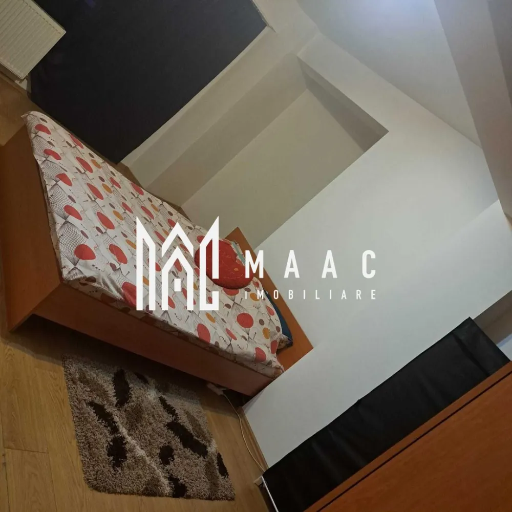 Apartament 1 camera | Etaj 2 | Parcare | Turnisor - MAAC Imobiliare vă propune spre închiriere o garsonieră decomandată, situată în cartierul Turnișor, la etajul 2 al unui imobil construit după anul 2000.

Locuința are o suprafață utilă de 37 mp și este potrivită pentru o persoană sau un cuplu care își dorește un spațiu practic, confortabil și bine poziționat.

Detalii proprietate
Suprafață utilă: 37 mp
Compartimentare decomandată
Etaj 2
Cameră spațioasă și luminoasă
Bucătărie separată
Baie
Boxă pentru depozitare inclusă
Loc de parcare inclus
Dotări și finisaje
Mobilată și utilată
Pardoseală din lemn în cameră
Plăci ceramice în bucătărie și baie
Geamuri termopan
Pereți în nuanțe deschise, oferind luminozitate
Spații de depozitare
Avantaje
Loc de parcare inclus în preț
Boxă pentru depozitare
Zonă liniștită
Aproape de magazine, farmacii și mijloace de transport în comun
Acces facil către aeroport și zona industrială Vest
Condiții de închiriere
Se acceptă animale de companie de talie mică
Disponibilă imediat
Pentru mai multe informații sau pentru a programa o vizionare, nu ezitați să ne contactați, specificand ID: CP3166791