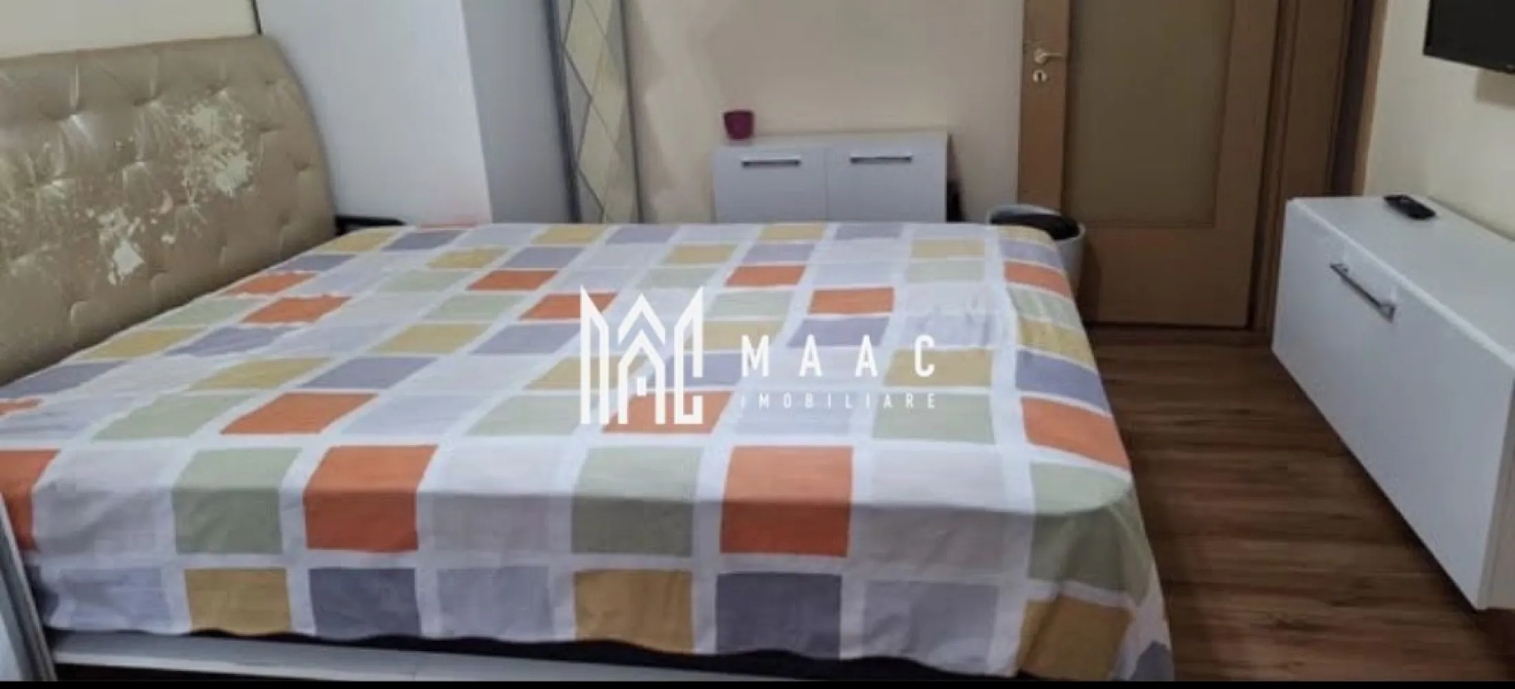 Garsoniera | Etaj 3 | 28 MPU | Pet-friendly | Bulevardului Vasile Milea - MAAC Imobiliare vă propune spre închiriere o garsonieră situată în zona Bulevardului Vasile Milea, într-o locație apreciată pentru accesul rapid către centrul orașului, facultăți, magazine și mijloace de transport în comun.

Locuința este amplasată la etajul 3 și are o suprafață utilă de 28 mp, fiind ideală pentru o persoană, un cuplu sau studenți.

Compartimentare
Hol de acces
Cameră spațioasă
Bucătărie separată
Baie
Balcon închis cu tâmplărie termopan
Dotări și beneficii
Centrală termică proprie
Contorizare separată pentru apă, gaz și energie electrică
Pat matrimonial 160x200 cm
Mașină de spălat rufe nouă
Combină frigorifică
Aragaz și cuptor pe gaz
Cuptor cu microunde
TV
Complet mobilată și utilată
Balcon închis
Avantaje locație
Zonă bine conectată la transportul public
Aproape de facultăți și instituții de învățământ
Magazine, farmacii și centre comerciale în apropiere
Acces rapid către centrul orașului și principalele puncte de interes din Sibiu
Condiții de închiriere
Chirie: 1.500 RON/lună (fără utilități)
Garanție: echivalentul unei chirii
Contract de închiriere înregistrat la ANAF
Perioadă minimă de închiriere: 1 an
Se închiriază unei persoane sau unui cuplu
Se acceptă studenți
Se acceptă animale de companie de talie mică

Pentru mai multe informații sau pentru a programa o vizionare, nu ezitați să ne contactați, specificand ID: CP3166657