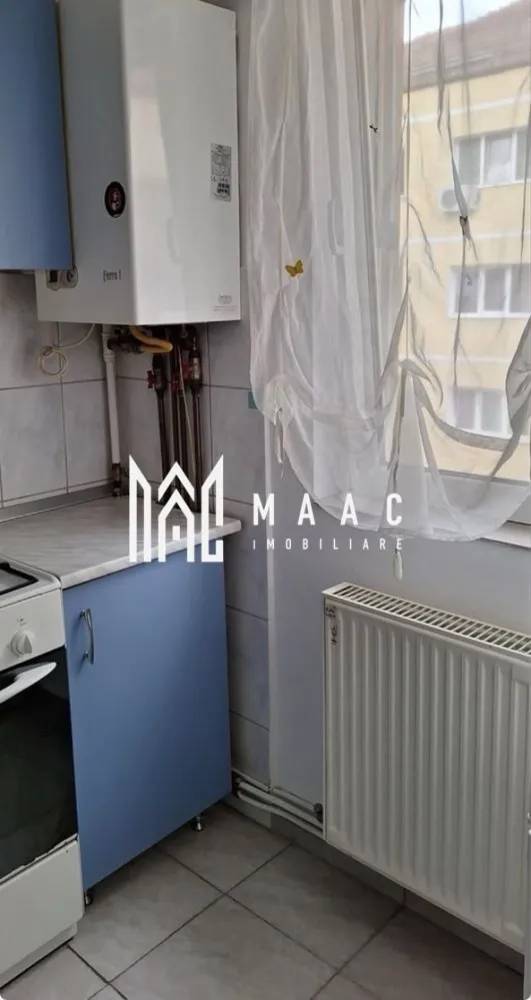 Garsoniera | Etaj 3 | 28 MPU | Pet-friendly | Bulevardului Vasile Milea - MAAC Imobiliare vă propune spre închiriere o garsonieră situată în zona Bulevardului Vasile Milea, într-o locație apreciată pentru accesul rapid către centrul orașului, facultăți, magazine și mijloace de transport în comun.

Locuința este amplasată la etajul 3 și are o suprafață utilă de 28 mp, fiind ideală pentru o persoană, un cuplu sau studenți.

Compartimentare
Hol de acces
Cameră spațioasă
Bucătărie separată
Baie
Balcon închis cu tâmplărie termopan
Dotări și beneficii
Centrală termică proprie
Contorizare separată pentru apă, gaz și energie electrică
Pat matrimonial 160x200 cm
Mașină de spălat rufe nouă
Combină frigorifică
Aragaz și cuptor pe gaz
Cuptor cu microunde
TV
Complet mobilată și utilată
Balcon închis
Avantaje locație
Zonă bine conectată la transportul public
Aproape de facultăți și instituții de învățământ
Magazine, farmacii și centre comerciale în apropiere
Acces rapid către centrul orașului și principalele puncte de interes din Sibiu
Condiții de închiriere
Chirie: 1.500 RON/lună (fără utilități)
Garanție: echivalentul unei chirii
Contract de închiriere înregistrat la ANAF
Perioadă minimă de închiriere: 1 an
Se închiriază unei persoane sau unui cuplu
Se acceptă studenți
Se acceptă animale de companie de talie mică

Pentru mai multe informații sau pentru a programa o vizionare, nu ezitați să ne contactați, specificand ID: CP3166657