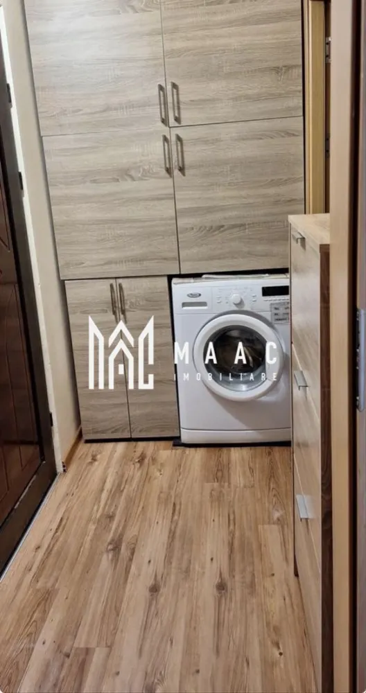 Garsoniera | Etaj 3 | 28 MPU | Pet-friendly | Bulevardului Vasile Milea - MAAC Imobiliare vă propune spre închiriere o garsonieră situată în zona Bulevardului Vasile Milea, într-o locație apreciată pentru accesul rapid către centrul orașului, facultăți, magazine și mijloace de transport în comun.

Locuința este amplasată la etajul 3 și are o suprafață utilă de 28 mp, fiind ideală pentru o persoană, un cuplu sau studenți.

Compartimentare
Hol de acces
Cameră spațioasă
Bucătărie separată
Baie
Balcon închis cu tâmplărie termopan
Dotări și beneficii
Centrală termică proprie
Contorizare separată pentru apă, gaz și energie electrică
Pat matrimonial 160x200 cm
Mașină de spălat rufe nouă
Combină frigorifică
Aragaz și cuptor pe gaz
Cuptor cu microunde
TV
Complet mobilată și utilată
Balcon închis
Avantaje locație
Zonă bine conectată la transportul public
Aproape de facultăți și instituții de învățământ
Magazine, farmacii și centre comerciale în apropiere
Acces rapid către centrul orașului și principalele puncte de interes din Sibiu
Condiții de închiriere
Chirie: 1.500 RON/lună (fără utilități)
Garanție: echivalentul unei chirii
Contract de închiriere înregistrat la ANAF
Perioadă minimă de închiriere: 1 an
Se închiriază unei persoane sau unui cuplu
Se acceptă studenți
Se acceptă animale de companie de talie mică

Pentru mai multe informații sau pentru a programa o vizionare, nu ezitați să ne contactați, specificand ID: CP3166657