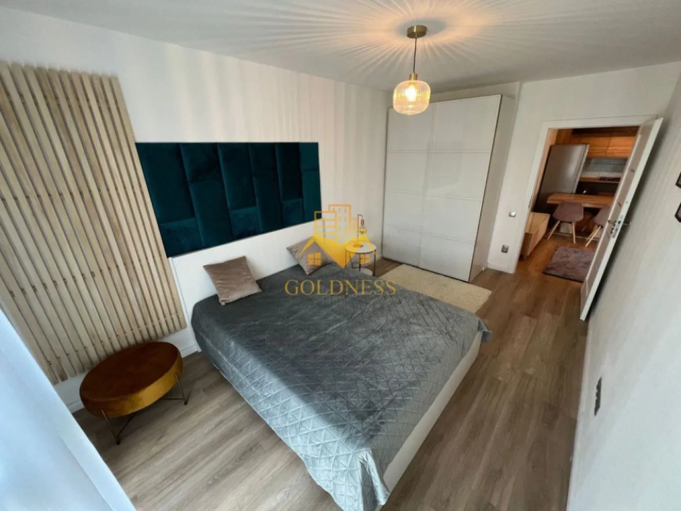 3 camere, modern, totul nou, parcare, Zorilor, zona Frunzisului, Lidl - GOLDNESS Imobiliare vă propune spre închiriere un apartament cu 3 camere complet mobilat și utilat, la etajul 14 într-un imobil de 15 etaje, în cartierul Zorilor. Apartamentul este compartimentat astfel:
 - dormitor cu pat matrimonial, dressing, noptiere
 - al 2 lea dormitor se mobileaza la cerere
 - living cu bucatarie open-space complet utilată, canapea extensibla, loc de servit masa 
 - baie cu cabina de dus, calorifer port prosop inox și dulap pentru depozitare.
 - terasa de 8mp.

Imobilul este dotat cu toate cele necesare- centrală proprie, mașină de spălat haine, frigider, plită electrică, hotă, TV, etc. 
Se află în apropierea stațiilor de transport în comun, magazine, restaurante, spații verzi, farmacii, etc. 
Parcare subterana 50E

Dacă sunteți interesați de acest apartament și doriți să îl vizionați, dar și pentru alte oferte sau detalii nu ezitați să ne contactați telefonic sau prin e-mail - goldnessimobiliare@gmail.com. Vă stăm la dispoziție!
Pentru intermediere se percepe un comision de 50% din prețul chiriei!