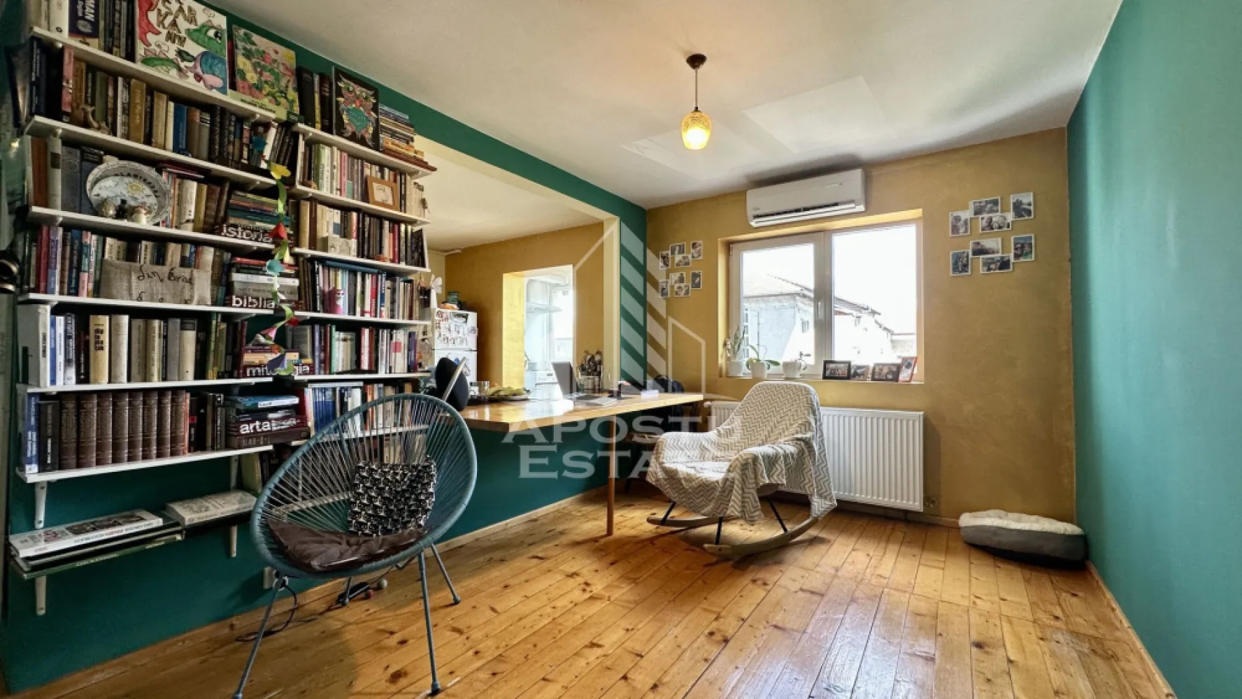 Apartament de vanzare cu 3 camere, 2 bai si o boxa, zona Torontalului - APOSTU ESTATE va propune spre vanzare un apartament modern cu 3 camere, situat la etajul 3 din 4 al unui imobil bine intretinut din zona Torontalului, una dintre cele mai apreciate zone rezidentiale ale orasului, cu acces facil catre centre comerciale, scoli, mijloace de transport in comun si alte puncte de interes.

Apartamentul dispune de o suprafata utila de 65 mp, la care se adauga un balcon, fiind compartimentat eficient pentru a oferi confort si functionalitate.

Compartimentare:
hol de acces;
bucatarie deschisa cu loc de luat masa si living;
doua dormitoare;
baie cu cada;
wc serviciu;
balcon.

Confortul termic este asigurat prin intermediul centralei termice proprii si al aparatului de aer conditionat, oferind un ambient placut pe tot parcursul anului.
Apartamentul se vinde complet mobilat si utilat, fiind pregatit pentru mutare imediata, fara investitii suplimentare.
Datorita amplasarii excelente si compartimentarii practice, proprietatea reprezinta o alegere ideala atat pentru locuit, cat si pentru investitie.
Pentru mai multe informatii sau pentru programarea unei vizionari, va stam cu drag la dispozitie!