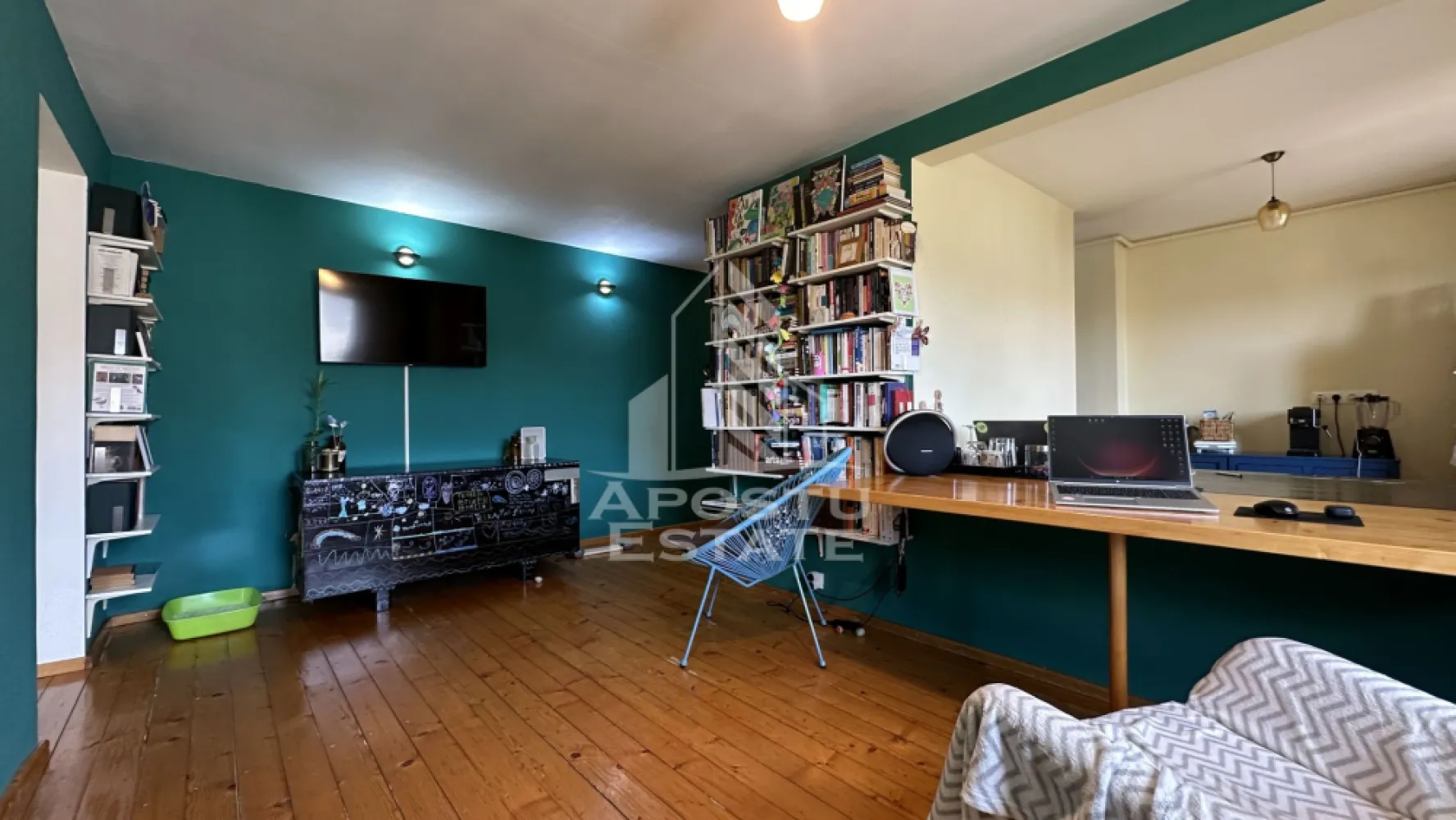 Apartament de vanzare cu 3 camere, 2 bai si o boxa, zona Torontalului - APOSTU ESTATE va propune spre vanzare un apartament modern cu 3 camere, situat la etajul 3 din 4 al unui imobil bine intretinut din zona Torontalului, una dintre cele mai apreciate zone rezidentiale ale orasului, cu acces facil catre centre comerciale, scoli, mijloace de transport in comun si alte puncte de interes.

Apartamentul dispune de o suprafata utila de 65 mp, la care se adauga un balcon, fiind compartimentat eficient pentru a oferi confort si functionalitate.

Compartimentare:
hol de acces;
bucatarie deschisa cu loc de luat masa si living;
doua dormitoare;
baie cu cada;
wc serviciu;
balcon.

Confortul termic este asigurat prin intermediul centralei termice proprii si al aparatului de aer conditionat, oferind un ambient placut pe tot parcursul anului.
Apartamentul se vinde complet mobilat si utilat, fiind pregatit pentru mutare imediata, fara investitii suplimentare.
Datorita amplasarii excelente si compartimentarii practice, proprietatea reprezinta o alegere ideala atat pentru locuit, cat si pentru investitie.
Pentru mai multe informatii sau pentru programarea unei vizionari, va stam cu drag la dispozitie!