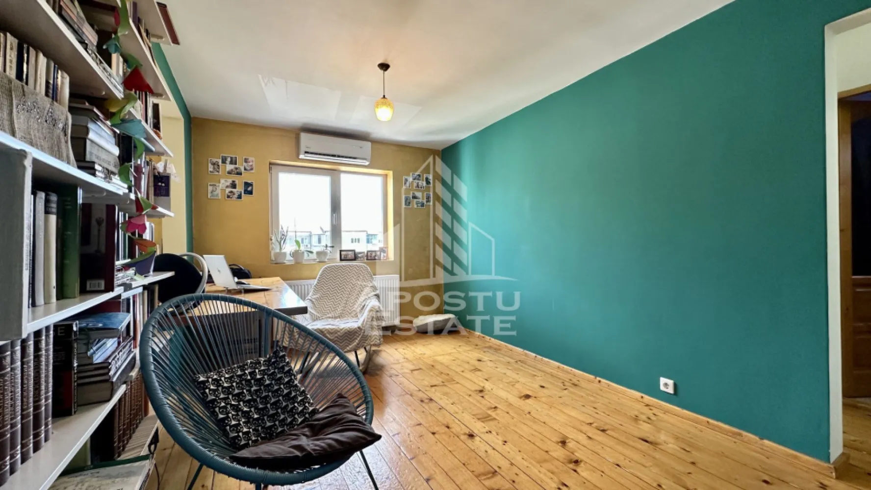 Apartament de vanzare cu 3 camere, 2 bai si o boxa, zona Torontalului - APOSTU ESTATE va propune spre vanzare un apartament modern cu 3 camere, situat la etajul 3 din 4 al unui imobil bine intretinut din zona Torontalului, una dintre cele mai apreciate zone rezidentiale ale orasului, cu acces facil catre centre comerciale, scoli, mijloace de transport in comun si alte puncte de interes.

Apartamentul dispune de o suprafata utila de 65 mp, la care se adauga un balcon, fiind compartimentat eficient pentru a oferi confort si functionalitate.

Compartimentare:
hol de acces;
bucatarie deschisa cu loc de luat masa si living;
doua dormitoare;
baie cu cada;
wc serviciu;
balcon.

Confortul termic este asigurat prin intermediul centralei termice proprii si al aparatului de aer conditionat, oferind un ambient placut pe tot parcursul anului.
Apartamentul se vinde complet mobilat si utilat, fiind pregatit pentru mutare imediata, fara investitii suplimentare.
Datorita amplasarii excelente si compartimentarii practice, proprietatea reprezinta o alegere ideala atat pentru locuit, cat si pentru investitie.
Pentru mai multe informatii sau pentru programarea unei vizionari, va stam cu drag la dispozitie!