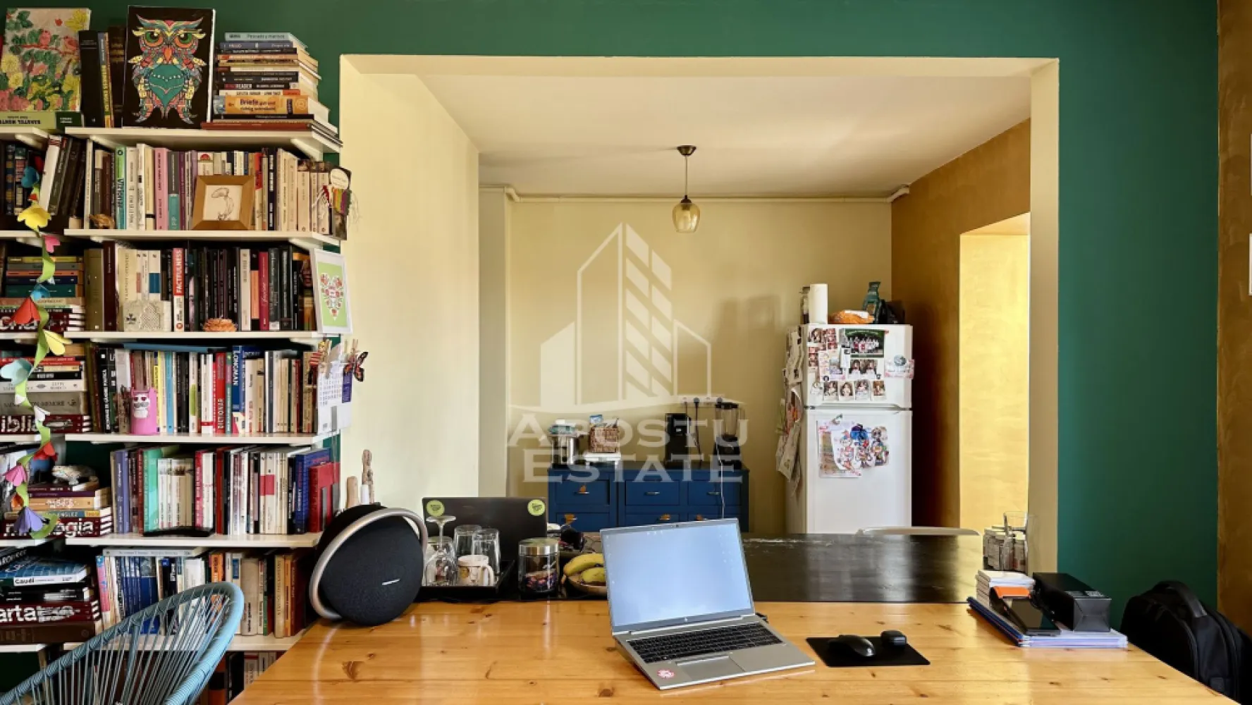 Apartament de vanzare cu 3 camere, 2 bai si o boxa, zona Torontalului - APOSTU ESTATE va propune spre vanzare un apartament modern cu 3 camere, situat la etajul 3 din 4 al unui imobil bine intretinut din zona Torontalului, una dintre cele mai apreciate zone rezidentiale ale orasului, cu acces facil catre centre comerciale, scoli, mijloace de transport in comun si alte puncte de interes.

Apartamentul dispune de o suprafata utila de 65 mp, la care se adauga un balcon, fiind compartimentat eficient pentru a oferi confort si functionalitate.

Compartimentare:
hol de acces;
bucatarie deschisa cu loc de luat masa si living;
doua dormitoare;
baie cu cada;
wc serviciu;
balcon.

Confortul termic este asigurat prin intermediul centralei termice proprii si al aparatului de aer conditionat, oferind un ambient placut pe tot parcursul anului.
Apartamentul se vinde complet mobilat si utilat, fiind pregatit pentru mutare imediata, fara investitii suplimentare.
Datorita amplasarii excelente si compartimentarii practice, proprietatea reprezinta o alegere ideala atat pentru locuit, cat si pentru investitie.
Pentru mai multe informatii sau pentru programarea unei vizionari, va stam cu drag la dispozitie!