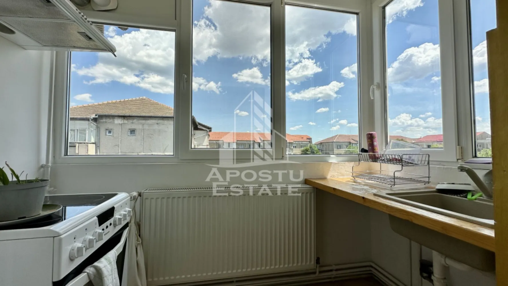 Apartament de vanzare cu 3 camere, 2 bai si o boxa, zona Torontalului - APOSTU ESTATE va propune spre vanzare un apartament modern cu 3 camere, situat la etajul 3 din 4 al unui imobil bine intretinut din zona Torontalului, una dintre cele mai apreciate zone rezidentiale ale orasului, cu acces facil catre centre comerciale, scoli, mijloace de transport in comun si alte puncte de interes.

Apartamentul dispune de o suprafata utila de 65 mp, la care se adauga un balcon, fiind compartimentat eficient pentru a oferi confort si functionalitate.

Compartimentare:
hol de acces;
bucatarie deschisa cu loc de luat masa si living;
doua dormitoare;
baie cu cada;
wc serviciu;
balcon.

Confortul termic este asigurat prin intermediul centralei termice proprii si al aparatului de aer conditionat, oferind un ambient placut pe tot parcursul anului.
Apartamentul se vinde complet mobilat si utilat, fiind pregatit pentru mutare imediata, fara investitii suplimentare.
Datorita amplasarii excelente si compartimentarii practice, proprietatea reprezinta o alegere ideala atat pentru locuit, cat si pentru investitie.
Pentru mai multe informatii sau pentru programarea unei vizionari, va stam cu drag la dispozitie!