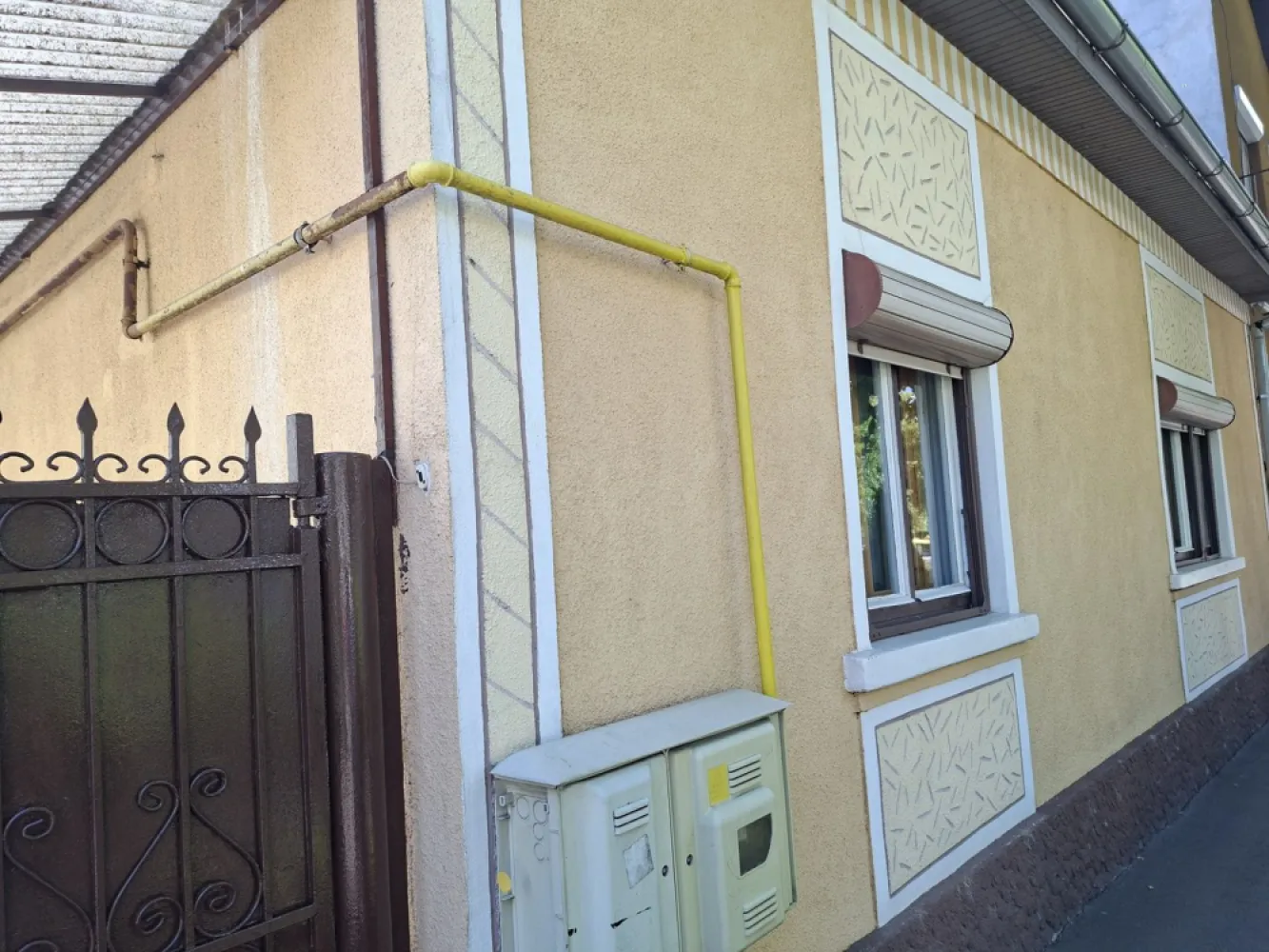 BRASADAS vinde casa individuala 4 cam 4.1 ari Semicentral. - Agenția imobiliara BRASADAS vinde casa individuala cu 4 camere tip PARTER in zona Semicentrala. Acces auto, garaj in curte, terasa, curte si gradina cu vegetație deosebita, 410 mp. teren aferent.
Www.brasadas.com.