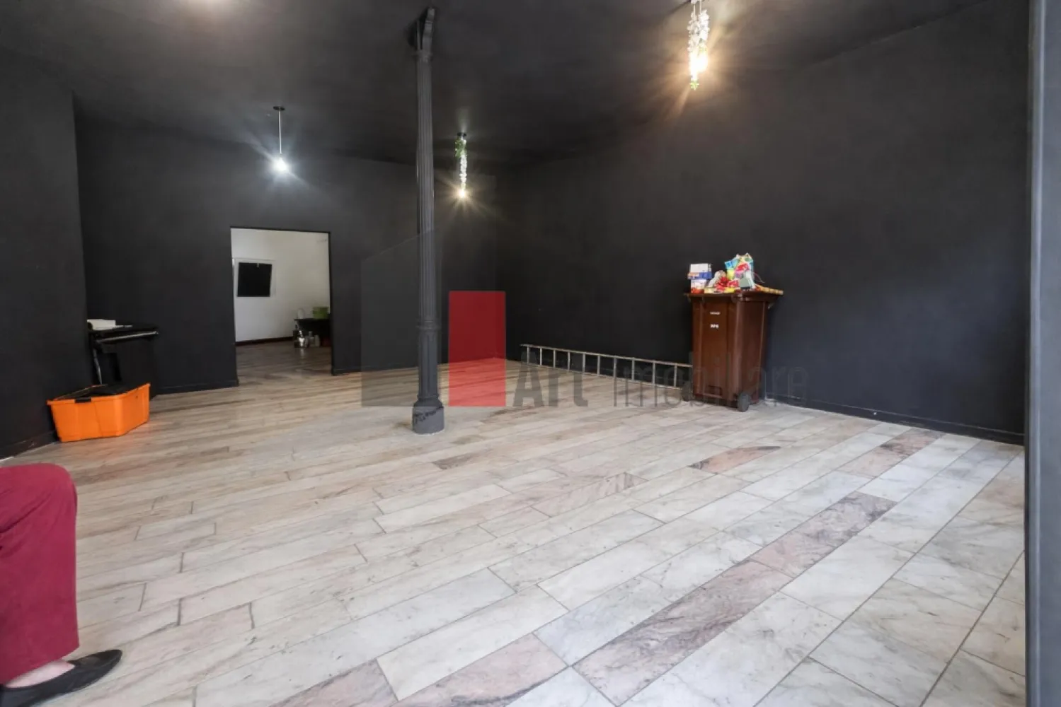 Spatiu comercial de inchiriat in zona Piata Matache/Gara de Nord/ Zona Buzesti - Spațiu comercial premium de închiriat – locație excelentă, ideal pentru HoReCa, retail sau servicii

Vă propunem spre închiriere un spațiu comercial cu un potențial foarte bun de dezvoltare, amplasat într-o zonă intens circulată și aflată în plină dezvoltare comercială și socială. Proprietatea beneficiază de o poziționare strategică, cu expunere foarte bună și acces facil, fiind potrivită atât pentru activități HoReCa, cât și pentru showroom, retail, servicii, clinică, salon sau alte activități comerciale.

Spațiul dispune de aproximativ 150 mp utili, compartimentați în 3 încăperi, cu posibilitatea de recompartimentare sau divizare în funcție de necesitățile activității desfășurate. Configurația actuală permite amenajarea flexibilă a spațiului, atât pentru open-space, cât și pentru zone separate de lucru sau servire.

În completarea spațiului principal, proprietatea beneficiază și de o încăpere suplimentară situată la demisol, generoasă ca suprafață, ideală pentru depozitare, birou administrativ, cameră tehnică sau orice alt tip de activitate auxiliară necesară desfășurării businessului.

Printre avantajele tehnice și funcționale ale proprietății se numără:

Alimentare cu curent trifazic

Racord la gaz

Posibilitate de instalare hotă profesională și burlan

Vitrină generoasă de aproximativ 10 metri liniari

Fațadă cu deschidere de aproximativ 12-13 metri liniari

Două căi de acces, ideale pentru clienți, aprovizionare sau organizare eficientă a fluxului intern

2 grupuri sanitare

Acces facil și locuri de parcare disponibile în imediata apropiere

Unul dintre cele mai importante avantaje ale acestei locații este dinamica zonei și traficul pietonal în continuă creștere. Primăria organizează periodic evenimente publice, târguri și activități în piața din apropiere, iar în weekend strada devine zonă pietonală dedicată evenimentelor și circulației publice. Accesul auto rămâne permis pentru clienți și aprovizionare, ceea ce oferă un echilibru foarte bun între vizibilitate, accesibilitate și confort operațional.

Acest context generează un flux constant și ridicat de persoane în zonă, oferind o expunere excelentă pentru orice tip de afacere și un avantaj important în dezvoltarea unui business orientat către clienți.

Spațiul este recomandat în special pentru:

Restaurant

Cafenea

Wine bar

Bistro

Cofetărie/patiserie

Fast food premium

Pub/lounge

Showroom

Magazin specializat

Clinică sau servicii premium

Datorită poziției, vizibilității și caracteristicilor tehnice, proprietatea reprezintă o oportunitate foarte bună pentru dezvoltarea unei afaceri într-o zonă activă și cu potențial comercial ridicat.

Pentru informații suplimentare, detalii tehnice sau programarea unei vizionări, vă stăm la dispoziție.