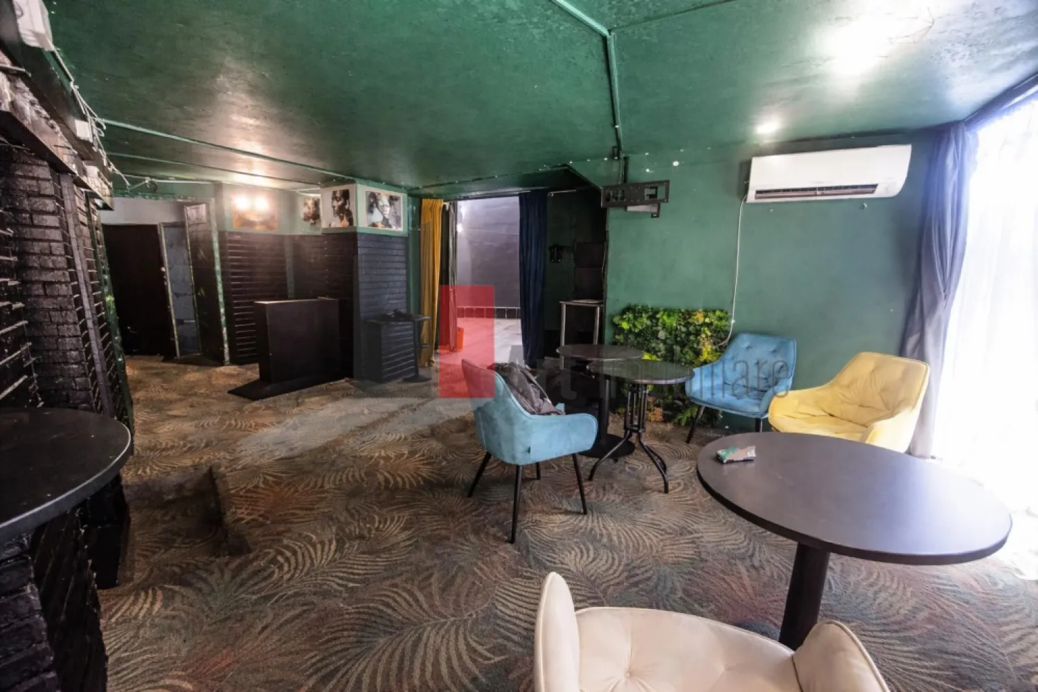 Spatiu comercial de inchiriat in zona Piata Matache/Gara de Nord/ Zona Buzesti - Spațiu comercial premium de închiriat – locație excelentă, ideal pentru HoReCa, retail sau servicii

Vă propunem spre închiriere un spațiu comercial cu un potențial foarte bun de dezvoltare, amplasat într-o zonă intens circulată și aflată în plină dezvoltare comercială și socială. Proprietatea beneficiază de o poziționare strategică, cu expunere foarte bună și acces facil, fiind potrivită atât pentru activități HoReCa, cât și pentru showroom, retail, servicii, clinică, salon sau alte activități comerciale.

Spațiul dispune de aproximativ 150 mp utili, compartimentați în 3 încăperi, cu posibilitatea de recompartimentare sau divizare în funcție de necesitățile activității desfășurate. Configurația actuală permite amenajarea flexibilă a spațiului, atât pentru open-space, cât și pentru zone separate de lucru sau servire.

În completarea spațiului principal, proprietatea beneficiază și de o încăpere suplimentară situată la demisol, generoasă ca suprafață, ideală pentru depozitare, birou administrativ, cameră tehnică sau orice alt tip de activitate auxiliară necesară desfășurării businessului.

Printre avantajele tehnice și funcționale ale proprietății se numără:

Alimentare cu curent trifazic

Racord la gaz

Posibilitate de instalare hotă profesională și burlan

Vitrină generoasă de aproximativ 10 metri liniari

Fațadă cu deschidere de aproximativ 12-13 metri liniari

Două căi de acces, ideale pentru clienți, aprovizionare sau organizare eficientă a fluxului intern

2 grupuri sanitare

Acces facil și locuri de parcare disponibile în imediata apropiere

Unul dintre cele mai importante avantaje ale acestei locații este dinamica zonei și traficul pietonal în continuă creștere. Primăria organizează periodic evenimente publice, târguri și activități în piața din apropiere, iar în weekend strada devine zonă pietonală dedicată evenimentelor și circulației publice. Accesul auto rămâne permis pentru clienți și aprovizionare, ceea ce oferă un echilibru foarte bun între vizibilitate, accesibilitate și confort operațional.

Acest context generează un flux constant și ridicat de persoane în zonă, oferind o expunere excelentă pentru orice tip de afacere și un avantaj important în dezvoltarea unui business orientat către clienți.

Spațiul este recomandat în special pentru:

Restaurant

Cafenea

Wine bar

Bistro

Cofetărie/patiserie

Fast food premium

Pub/lounge

Showroom

Magazin specializat

Clinică sau servicii premium

Datorită poziției, vizibilității și caracteristicilor tehnice, proprietatea reprezintă o oportunitate foarte bună pentru dezvoltarea unei afaceri într-o zonă activă și cu potențial comercial ridicat.

Pentru informații suplimentare, detalii tehnice sau programarea unei vizionări, vă stăm la dispoziție.