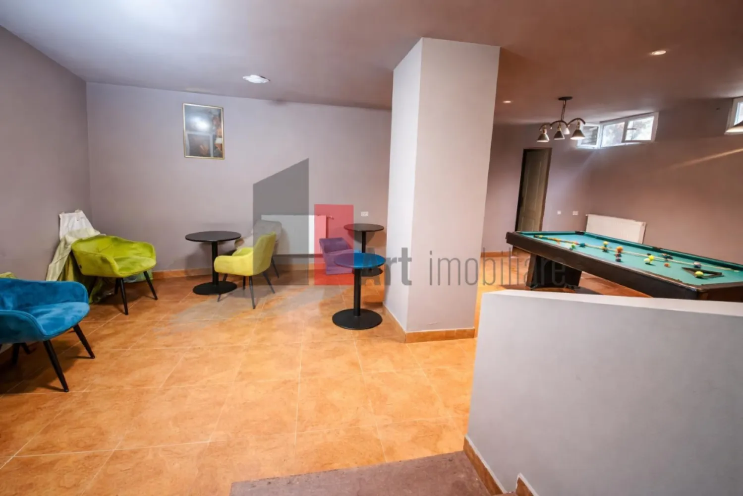 Spatiu comercial de inchiriat in zona Piata Matache/Gara de Nord/ Zona Buzesti - Spațiu comercial premium de închiriat – locație excelentă, ideal pentru HoReCa, retail sau servicii

Vă propunem spre închiriere un spațiu comercial cu un potențial foarte bun de dezvoltare, amplasat într-o zonă intens circulată și aflată în plină dezvoltare comercială și socială. Proprietatea beneficiază de o poziționare strategică, cu expunere foarte bună și acces facil, fiind potrivită atât pentru activități HoReCa, cât și pentru showroom, retail, servicii, clinică, salon sau alte activități comerciale.

Spațiul dispune de aproximativ 150 mp utili, compartimentați în 3 încăperi, cu posibilitatea de recompartimentare sau divizare în funcție de necesitățile activității desfășurate. Configurația actuală permite amenajarea flexibilă a spațiului, atât pentru open-space, cât și pentru zone separate de lucru sau servire.

În completarea spațiului principal, proprietatea beneficiază și de o încăpere suplimentară situată la demisol, generoasă ca suprafață, ideală pentru depozitare, birou administrativ, cameră tehnică sau orice alt tip de activitate auxiliară necesară desfășurării businessului.

Printre avantajele tehnice și funcționale ale proprietății se numără:

Alimentare cu curent trifazic

Racord la gaz

Posibilitate de instalare hotă profesională și burlan

Vitrină generoasă de aproximativ 10 metri liniari

Fațadă cu deschidere de aproximativ 12-13 metri liniari

Două căi de acces, ideale pentru clienți, aprovizionare sau organizare eficientă a fluxului intern

2 grupuri sanitare

Acces facil și locuri de parcare disponibile în imediata apropiere

Unul dintre cele mai importante avantaje ale acestei locații este dinamica zonei și traficul pietonal în continuă creștere. Primăria organizează periodic evenimente publice, târguri și activități în piața din apropiere, iar în weekend strada devine zonă pietonală dedicată evenimentelor și circulației publice. Accesul auto rămâne permis pentru clienți și aprovizionare, ceea ce oferă un echilibru foarte bun între vizibilitate, accesibilitate și confort operațional.

Acest context generează un flux constant și ridicat de persoane în zonă, oferind o expunere excelentă pentru orice tip de afacere și un avantaj important în dezvoltarea unui business orientat către clienți.

Spațiul este recomandat în special pentru:

Restaurant

Cafenea

Wine bar

Bistro

Cofetărie/patiserie

Fast food premium

Pub/lounge

Showroom

Magazin specializat

Clinică sau servicii premium

Datorită poziției, vizibilității și caracteristicilor tehnice, proprietatea reprezintă o oportunitate foarte bună pentru dezvoltarea unei afaceri într-o zonă activă și cu potențial comercial ridicat.

Pentru informații suplimentare, detalii tehnice sau programarea unei vizionări, vă stăm la dispoziție.