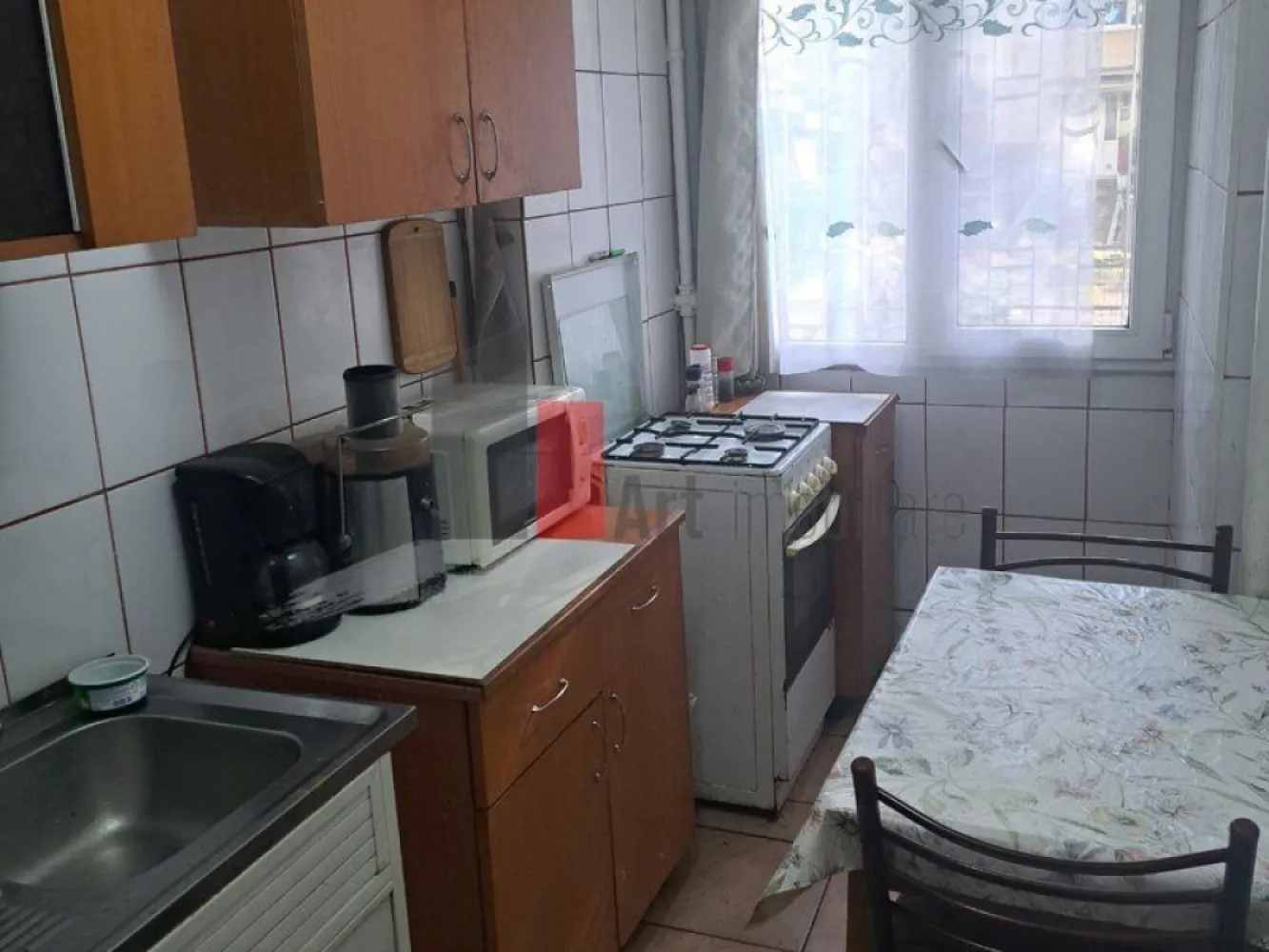 Vânzare apartament 2 camere Bd. Brâncoveanu - Lamotești - Vă prezint spre vânzare un apartament de 2 camere, semidecomandat. 
Situat la parter/4, aproape de Bd. Brâncoveanu, este pretabil atât ca spațiu de locuit, cât și pentru cabinet. Este ideal pentru persoanele în vârstă, sau care nu mai pot urca scările. În fața apartamentului este spațiu verde, amenajat.

Geamurile sunt din termopan, iar ușa de la intrare este metalică. Baia are aerisire proprie, prin geam. Bucătăria a fost extinsă, prin includerea logiei, iar modificarea apare în cadastru.
Camera de zi are 15,4mp, dormitorul 9,7mp, baia 3,1mp, bucătăria 4,7mp, care include și logia de 1,2mp.
Suprafața utilă totală este 36,8mp.
Apartamentul necesită investiții.

Imobilul nu este izolat și nu este încadrat în nici o clasă de risc sau de urgență.
Se acceptă credit.
Toate actele sunt pregătite.

În zonă sunt Grădinița Floarea Albastră, Școala 99, Ștrandul Summer Park. Locația este la aproximativ 20 minute de mers cu mijloacele de transport de stația de metrou Constantin Brâncoveanu. În apropiere sunt numeroase magazine, Lidl, Kaufland, Grand Arena.
STB: 116, 141, 216.

Pentru mai multe detalii și programarea unei vizionări, vă stau cu drag la dispoziție!