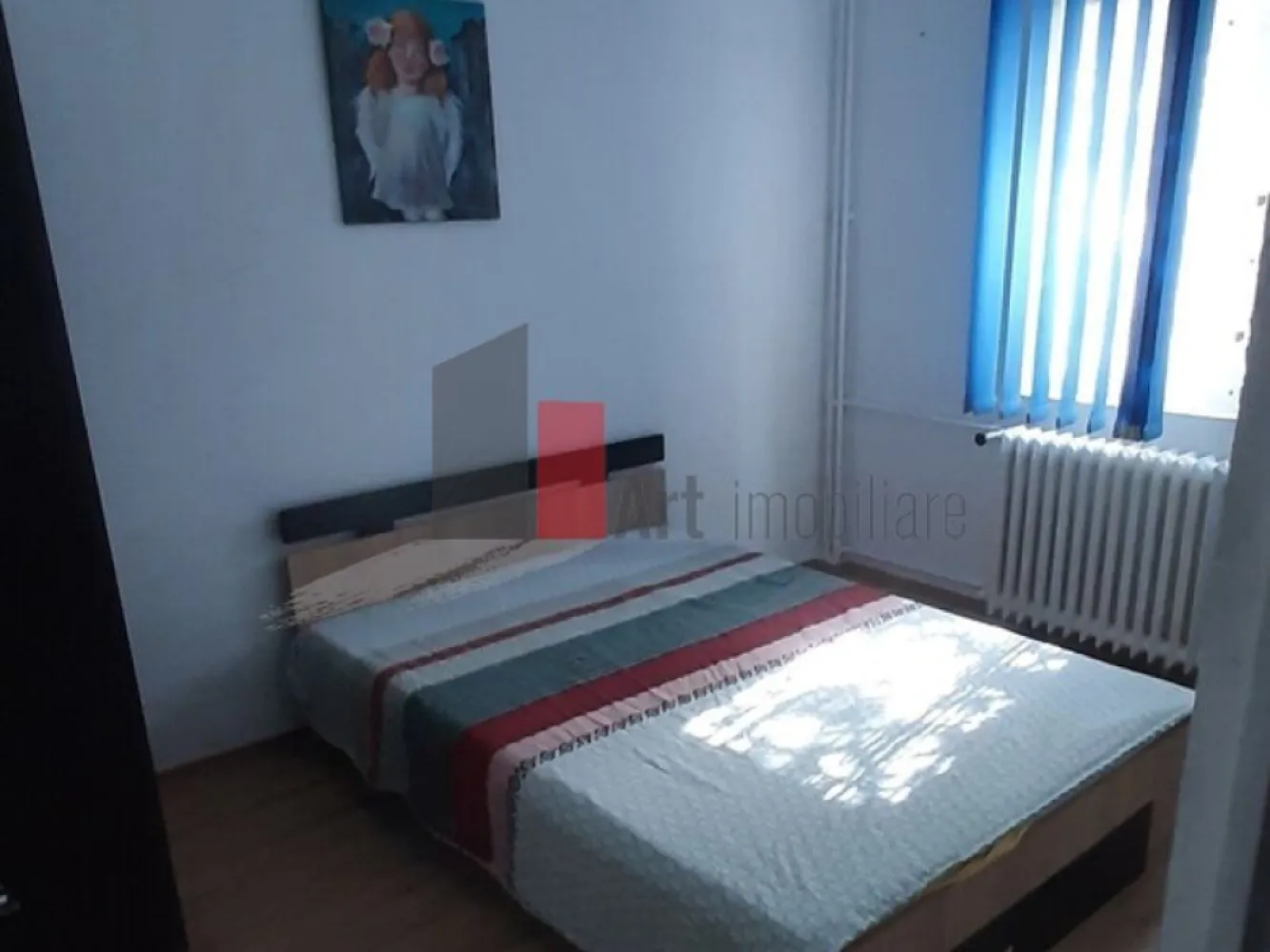 Vânzare apartament 2 camere Bd. Brâncoveanu - Lamotești - Vă prezint spre vânzare un apartament de 2 camere, semidecomandat. 
Situat la parter/4, aproape de Bd. Brâncoveanu, este pretabil atât ca spațiu de locuit, cât și pentru cabinet. Este ideal pentru persoanele în vârstă, sau care nu mai pot urca scările. În fața apartamentului este spațiu verde, amenajat.

Geamurile sunt din termopan, iar ușa de la intrare este metalică. Baia are aerisire proprie, prin geam. Bucătăria a fost extinsă, prin includerea logiei, iar modificarea apare în cadastru.
Camera de zi are 15,4mp, dormitorul 9,7mp, baia 3,1mp, bucătăria 4,7mp, care include și logia de 1,2mp.
Suprafața utilă totală este 36,8mp.
Apartamentul necesită investiții.

Imobilul nu este izolat și nu este încadrat în nici o clasă de risc sau de urgență.
Se acceptă credit.
Toate actele sunt pregătite.

În zonă sunt Grădinița Floarea Albastră, Școala 99, Ștrandul Summer Park. Locația este la aproximativ 20 minute de mers cu mijloacele de transport de stația de metrou Constantin Brâncoveanu. În apropiere sunt numeroase magazine, Lidl, Kaufland, Grand Arena.
STB: 116, 141, 216.

Pentru mai multe detalii și programarea unei vizionări, vă stau cu drag la dispoziție!