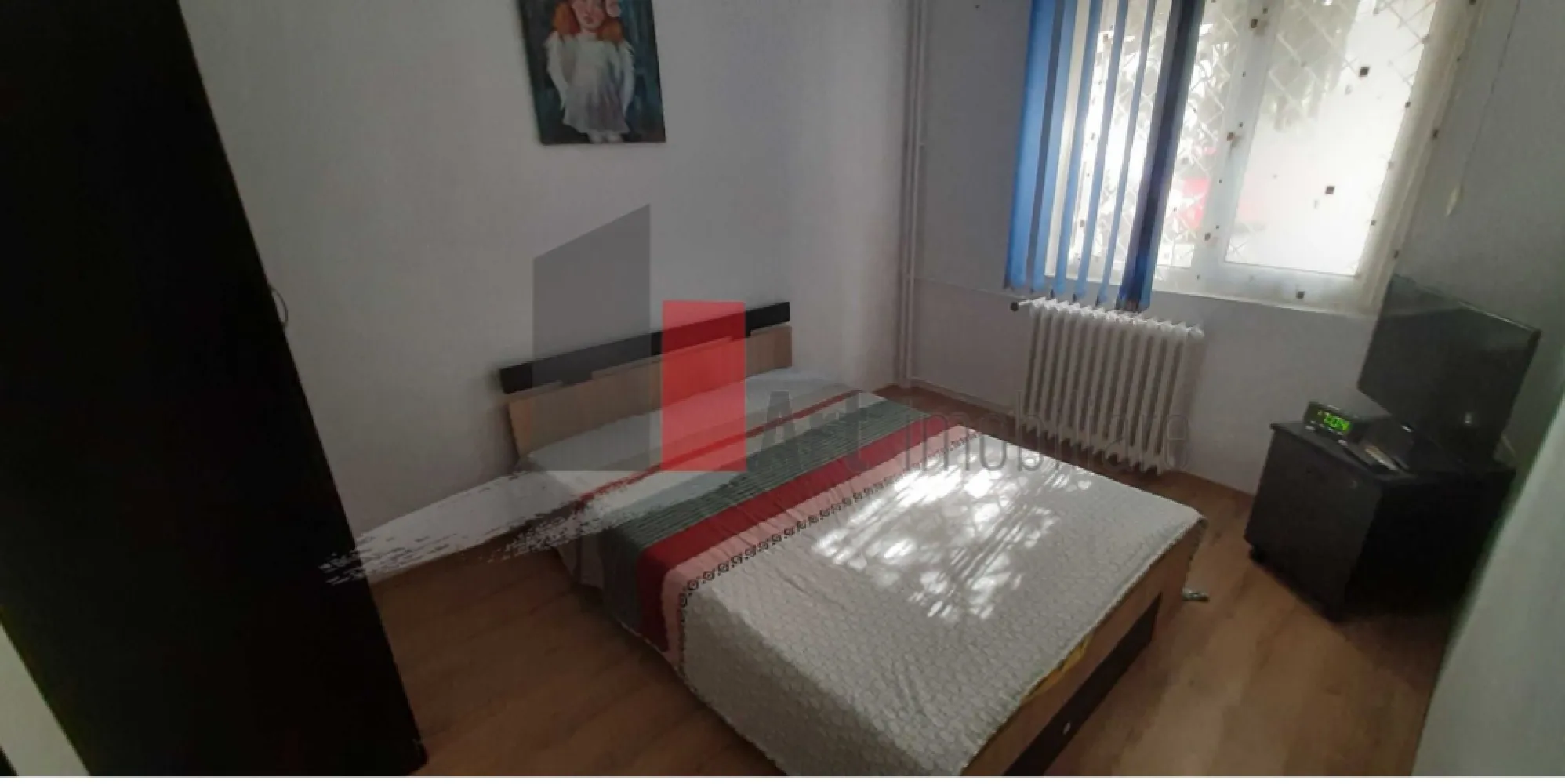 Vânzare apartament 2 camere Bd. Brâncoveanu - Lamotești - Vă prezint spre vânzare un apartament de 2 camere, semidecomandat. 
Situat la parter/4, aproape de Bd. Brâncoveanu, este pretabil atât ca spațiu de locuit, cât și pentru cabinet. Este ideal pentru persoanele în vârstă, sau care nu mai pot urca scările. În fața apartamentului este spațiu verde, amenajat.

Geamurile sunt din termopan, iar ușa de la intrare este metalică. Baia are aerisire proprie, prin geam. Bucătăria a fost extinsă, prin includerea logiei, iar modificarea apare în cadastru.
Camera de zi are 15,4mp, dormitorul 9,7mp, baia 3,1mp, bucătăria 4,7mp, care include și logia de 1,2mp.
Suprafața utilă totală este 36,8mp.
Apartamentul necesită investiții.

Imobilul nu este izolat și nu este încadrat în nici o clasă de risc sau de urgență.
Se acceptă credit.
Toate actele sunt pregătite.

În zonă sunt Grădinița Floarea Albastră, Școala 99, Ștrandul Summer Park. Locația este la aproximativ 20 minute de mers cu mijloacele de transport de stația de metrou Constantin Brâncoveanu. În apropiere sunt numeroase magazine, Lidl, Kaufland, Grand Arena.
STB: 116, 141, 216.

Pentru mai multe detalii și programarea unei vizionări, vă stau cu drag la dispoziție!
