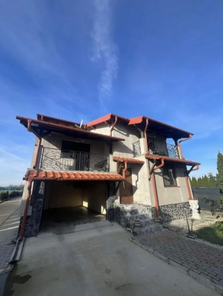 BRASADAS vinde casa in zona AQUASTAR. - Agentia imobiliara BRASADAS vinde casa individuala in zona AQUASTAR construita pe un teren de 20 de ari, din care 8 ari de livada cu pomi fructiferi. Casa construita in 2016, incalzita prin centrala cu peleti. Casa este impartita in Beci: camera tehnica, crama, camara. Parter: Biblioteca, baie de serviciu, living + zona de dining, bucatarie. Etaj: 3 dormitoare, doua bai, dressing. Pod. Un dormitor are o iesire pe o terasa de 50mp, celelalte 2 balcoane au fiecare cate 5mp. Terasa la sol cu iesire de la zona de dining si bucatarie. In spatele casei se afla o bucatarie de vara+un garaj anexat acesteia. In continuare se afla un foisor cu gratar, baie, etc. anexat acestuia se afla un ciubar iar in continuarea acestora se afla livada de pomi fructiferi.
www.brasadas.com.