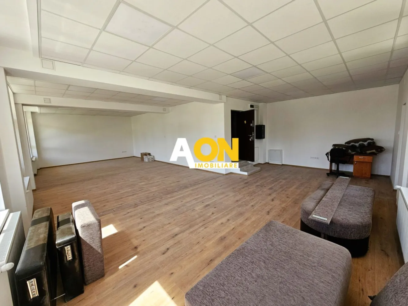 Spatiu nou de birouri, 80,5 mp + boxa de 12 mp, Centru, Anghel Saligny - COMISION ZERO!
AON Imobiliare va ofera spre vânzare un spațiu de birouri modern, amplasat în centrul orașului Alba Iulia, ideal pentru o companie mică sau medie. Spațiul are o suprafață utilă de 80,5 mp și este situat la parterul unei clădiri construite în 2022, iar la subsolul blocului exista o boxa pentru depozitare de 12 mp.
Caracteristici:
• O cameră spațioasă și luminoasă
• Finisaje moderne de înaltă calitate
• Pardoseală din parchet 
• Încălzire cu calorifere
• Un grup sanitar
• Parcare disponibilă în fata cladirii
Locație:
Spațiul de birouri este situat in zona centrala a orașului Alba Iulia, în cartierul Anghel Saligny, cu acces facil la mijloacele de transport public și la numeroase magazine, restaurante și cafenele.
Pentru a programa o vizionare sau pentru a obține mai multe informații, asteptam să ne contactați la numarul de telefon din anunt.
ID intern: CP2026532