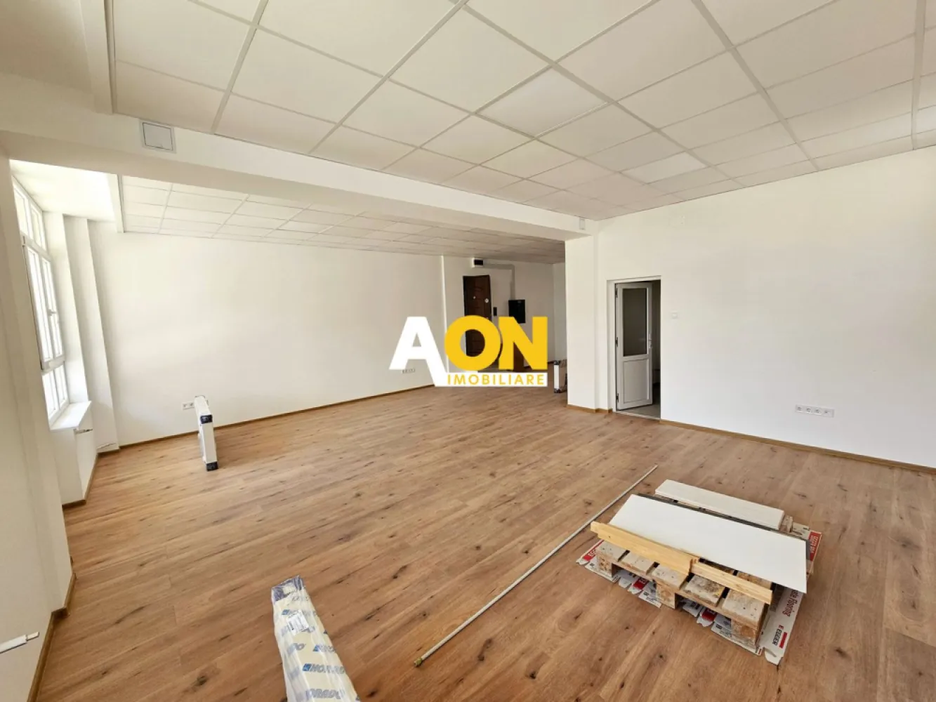 Spatiu nou de birouri, 59 mp + boxa 15 mp, cart. Anghel Saligny - COMISION ZERO!
AON Imobiliare va ofera spre vânzare un spațiu de birouri modern, amplasat în centrul orașului Alba Iulia, ideal pentru o companie mică sau medie. Spațiul are o suprafață utilă de 59,2 mp și este situat la parterul unei clădiri construite în 2022, iar la subsolul blocului exista o boxa pentru depozitare de 15 mp.
Caracteristici:
• O cameră spațioasă și luminoasă
• Finisaje moderne de înaltă calitate
• Pardoseală din parchet 
• Încălzire cu calorifere
• Un grup sanitar
• Parcare disponibilă în fata cladirii
Locație:
Spațiul de birouri este situat in zona centrala a orașului Alba Iulia, cartier Anghel Saligny, cu acces facil la mijloacele de transport public și la numeroase magazine, restaurante și cafenele.
Pentru a programa o vizionare sau pentru a obține mai multe informații, asteptam să ne contactați la numarul de telefon din anunt.
ID intern: CP2026251