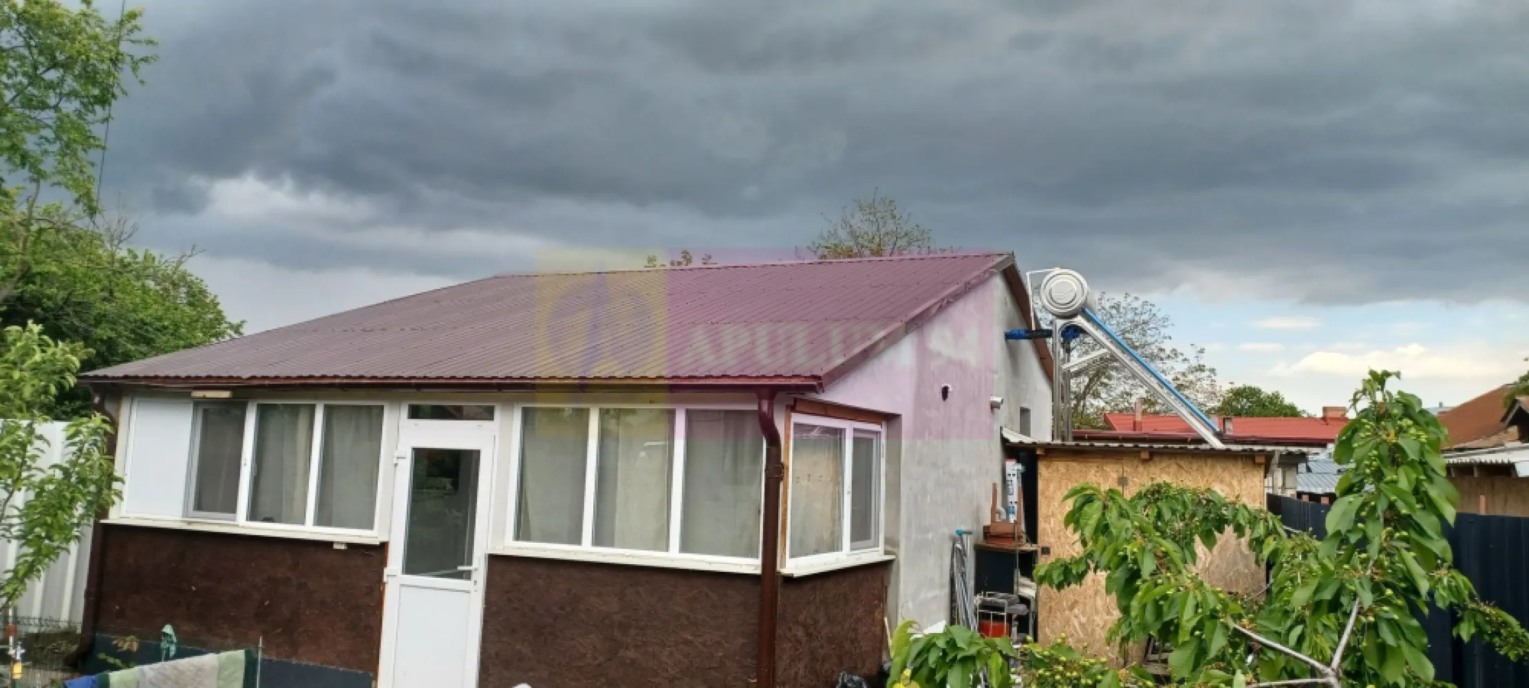 Săbăreni, casă 2 camere, baie, bucătărie, terasă, magazie - Casa are fundatia si structura de rezistență din beton armat, zidărie din BCA si este izolată la exterior, inclusiv podul. Este compusă din living, dormitor, bucătărie, baie si terasă (inchisă) și magazie. A fost construită si finisată complet acum 4 ani. Are ferestre termopan, gresie, faință; încălzire în pardoseală, controlată din telefon. Se poate vinde semimobilată: bucătăria da, în rest opțional. Curtea are 153 mp și este împrejmuită. Este intabulată în Cartea Funciară. Casa este amplasată pe o stradă asfaltată, în vecinătate avem magazine, cabinete medicale, scoală, stație autobuz. Preț 58.000 EUR, negociabil. Nu se plătește TVA sau comision.