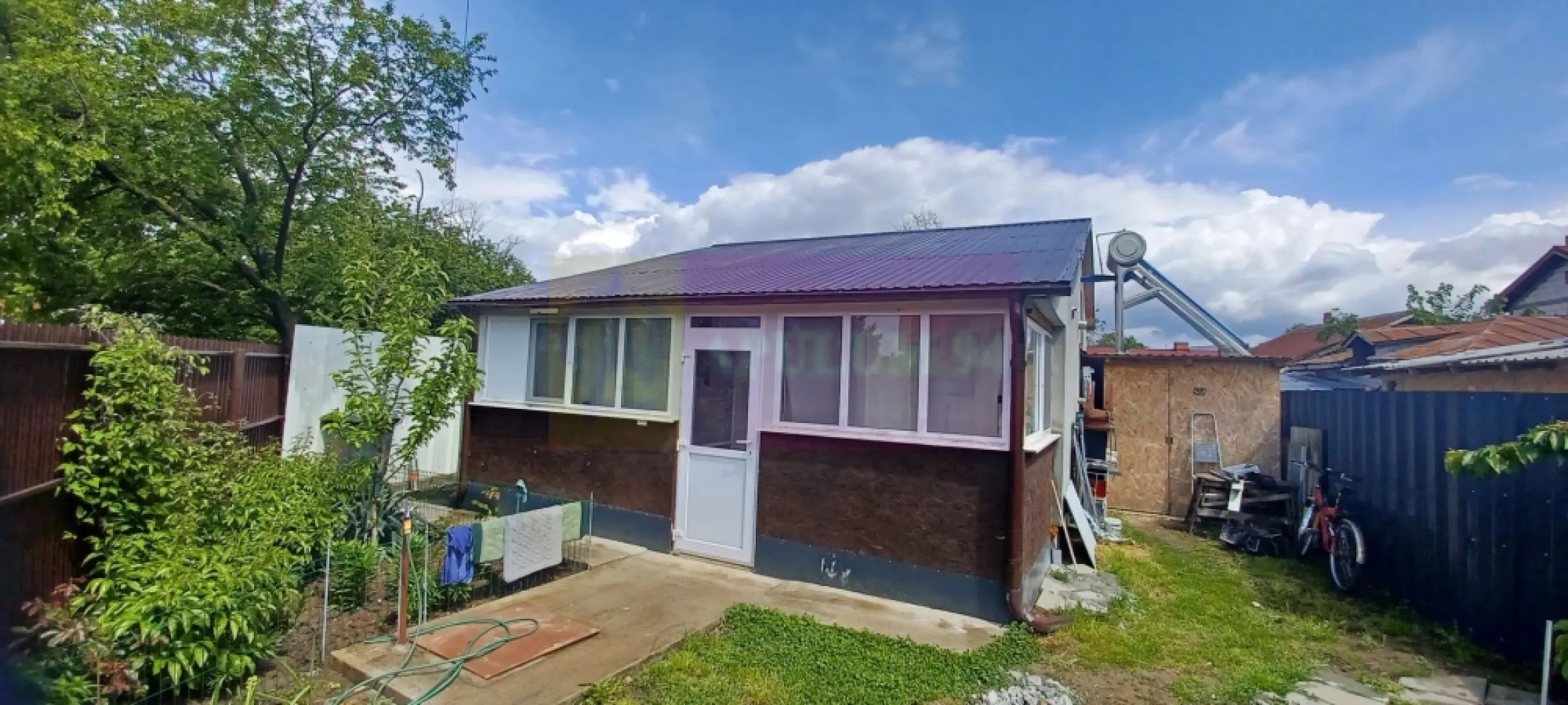 Săbăreni, casă 2 camere, baie, bucătărie, terasă, magazie - Casa are fundatia si structura de rezistență din beton armat, zidărie din BCA si este izolată la exterior, inclusiv podul. Este compusă din living, dormitor, bucătărie, baie si terasă (inchisă) și magazie. A fost construită si finisată complet acum 4 ani. Are ferestre termopan, gresie, faință; încălzire în pardoseală, controlată din telefon. Se poate vinde semimobilată: bucătăria da, în rest opțional. Curtea are 153 mp și este împrejmuită. Este intabulată în Cartea Funciară. Casa este amplasată pe o stradă asfaltată, în vecinătate avem magazine, cabinete medicale, scoală, stație autobuz. Preț 58.000 EUR, negociabil. Nu se plătește TVA sau comision.