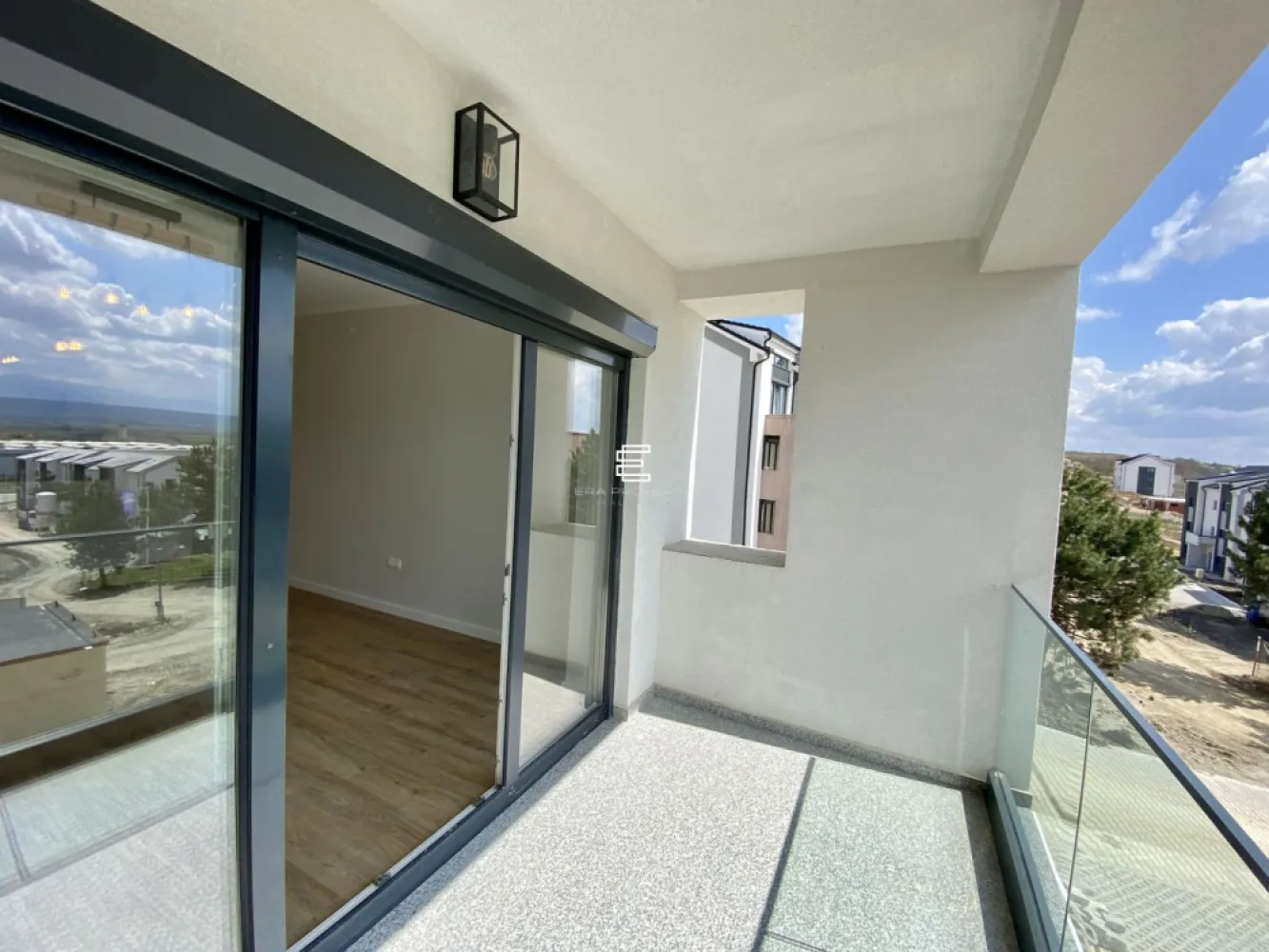 Apartament 3 camere/77 mp, /LA CHEIE /zona Industriala Vest - Apartament 3 camere 77,39 mp in Zona Industriala Vest, Cristian, Sibiu - Comision 0%

- Proiect modern cu peste 50 de vile situat intr- o zona deosebita, la DOAR 4 minute de Zona Industriala Vest si Aeroport. Accesibilitate si lipsa ambuteiajelor rutiere. DaVinci Homes are 4 intrari - iesiri. Intrare facila spre Sibiu prin 3 rute diferite: (1) centura Sud, (2) centura Nord, (3) DN Sibiu - Cristian. 
- Suprafata utila: 77.39 mp + logie de 9.11 mp 
- Compartimentat astfel: hol acces, living, bucatarie inchisa, 2 dormitoare, 2 bai, balcon generos in suprafata de 15,44mp.
- Apartamentul se preda LA CHEIE, cu centrala termica si incalzire in pardoseala, Sistem electric complet cu prize si intrerupatoare, peretii tencuiti, gletuiti si lavabila, geamuri termopan, usa de intrare, instalatii electrice, termice si sanitare, parchet, gresie, faianta, usi de interior.
- Exteriorul se preda LA CHEIE: jaluzele electrice la geamuri, izolatie cu vata bazaltica si piatra naturala, balcoane cu granit si sticla securizata, locuri de joaca pentru copii, terenuri pentru sport, trotuare pavate, strazi asfaltate, spatii verzi.
- Zona linistita, aer curat si priveliste catre munti.
- Apartamentul are 1 loc de parcare inclus in pret.

Pret:106.000 euro - avans 90%
 123.000 euro -avans 15%
Tel: 0772 298 572