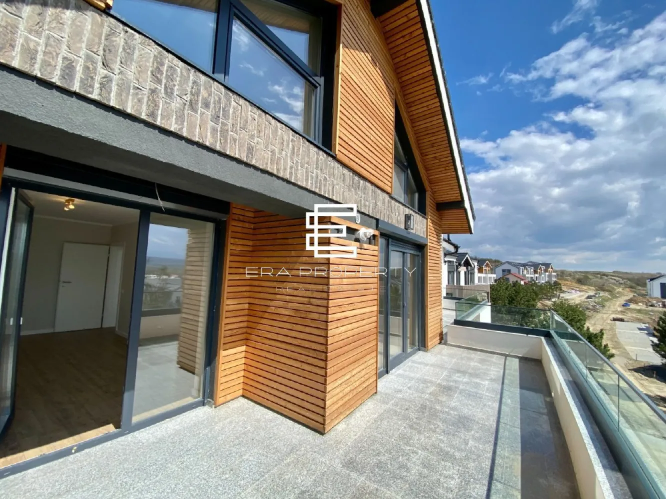 Apartament 3 camere/77 mp, /LA CHEIE /zona Industriala Vest - Apartament 3 camere 77,39 mp in Zona Industriala Vest, Cristian, Sibiu - Comision 0%

- Proiect modern cu peste 50 de vile situat intr- o zona deosebita, la DOAR 4 minute de Zona Industriala Vest si Aeroport. Accesibilitate si lipsa ambuteiajelor rutiere. DaVinci Homes are 4 intrari - iesiri. Intrare facila spre Sibiu prin 3 rute diferite: (1) centura Sud, (2) centura Nord, (3) DN Sibiu - Cristian. 
- Suprafata utila: 77.39 mp + logie de 9.11 mp 
- Compartimentat astfel: hol acces, living, bucatarie inchisa, 2 dormitoare, 2 bai, balcon generos in suprafata de 15,44mp.
- Apartamentul se preda LA CHEIE, cu centrala termica si incalzire in pardoseala, Sistem electric complet cu prize si intrerupatoare, peretii tencuiti, gletuiti si lavabila, geamuri termopan, usa de intrare, instalatii electrice, termice si sanitare, parchet, gresie, faianta, usi de interior.
- Exteriorul se preda LA CHEIE: jaluzele electrice la geamuri, izolatie cu vata bazaltica si piatra naturala, balcoane cu granit si sticla securizata, locuri de joaca pentru copii, terenuri pentru sport, trotuare pavate, strazi asfaltate, spatii verzi.
- Zona linistita, aer curat si priveliste catre munti.
- Apartamentul are 1 loc de parcare inclus in pret.

Pret:106.000 euro - avans 90%
 123.000 euro -avans 15%
Tel: 0772 298 572