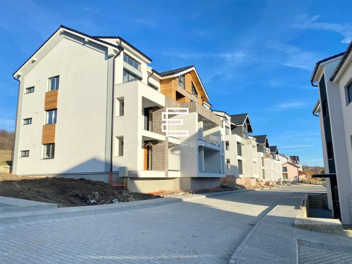 Apartament 3 camere/77 mp, /LA CHEIE /zona Industriala Vest - Apartament 3 camere 77,39 mp in Zona Industriala Vest, Cristian, Sibiu - Comision 0%

- Proiect modern cu peste 50 de vile situat intr- o zona deosebita, la DOAR 4 minute de Zona Industriala Vest si Aeroport. Accesibilitate si lipsa ambuteiajelor rutiere. DaVinci Homes are 4 intrari - iesiri. Intrare facila spre Sibiu prin 3 rute diferite: (1) centura Sud, (2) centura Nord, (3) DN Sibiu - Cristian. 
- Suprafata utila: 77.39 mp + logie de 9.11 mp 
- Compartimentat astfel: hol acces, living, bucatarie inchisa, 2 dormitoare, 2 bai, balcon generos in suprafata de 15,44mp.
- Apartamentul se preda LA CHEIE, cu centrala termica si incalzire in pardoseala, Sistem electric complet cu prize si intrerupatoare, peretii tencuiti, gletuiti si lavabila, geamuri termopan, usa de intrare, instalatii electrice, termice si sanitare, parchet, gresie, faianta, usi de interior.
- Exteriorul se preda LA CHEIE: jaluzele electrice la geamuri, izolatie cu vata bazaltica si piatra naturala, balcoane cu granit si sticla securizata, locuri de joaca pentru copii, terenuri pentru sport, trotuare pavate, strazi asfaltate, spatii verzi.
- Zona linistita, aer curat si priveliste catre munti.
- Apartamentul are 1 loc de parcare inclus in pret.

Pret:106.000 euro - avans 90%
 123.000 euro -avans 15%
Tel: 0772 298 572