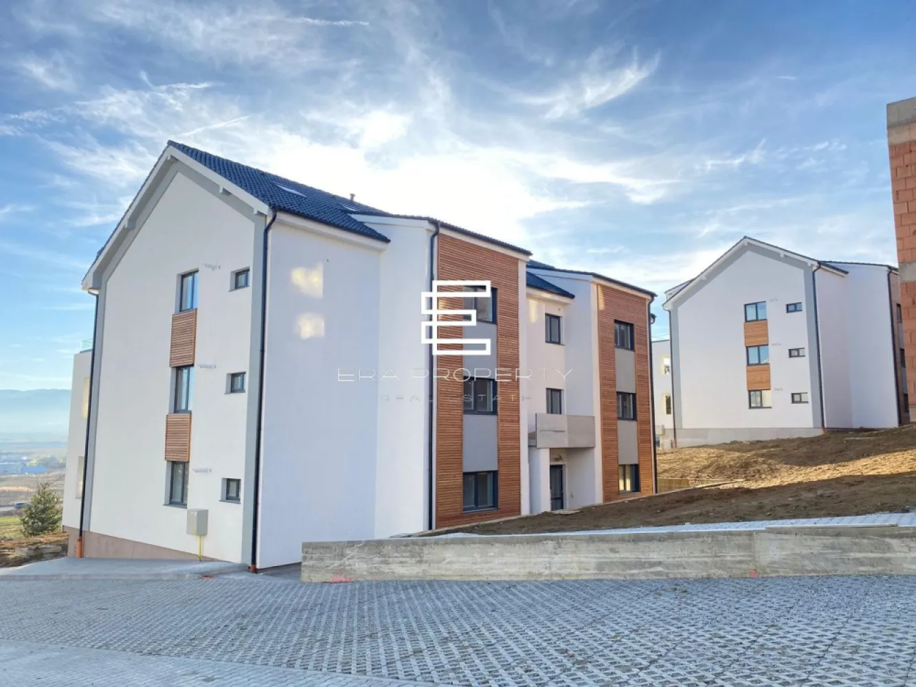 Apartament 3 camere/77 mp, /LA CHEIE /zona Industriala Vest - Apartament 3 camere 77,39 mp in Zona Industriala Vest, Cristian, Sibiu - Comision 0%

- Proiect modern cu peste 50 de vile situat intr- o zona deosebita, la DOAR 4 minute de Zona Industriala Vest si Aeroport. Accesibilitate si lipsa ambuteiajelor rutiere. DaVinci Homes are 4 intrari - iesiri. Intrare facila spre Sibiu prin 3 rute diferite: (1) centura Sud, (2) centura Nord, (3) DN Sibiu - Cristian. 
- Suprafata utila: 77.39 mp + logie de 9.11 mp 
- Compartimentat astfel: hol acces, living, bucatarie inchisa, 2 dormitoare, 2 bai, balcon generos in suprafata de 15,44mp.
- Apartamentul se preda LA CHEIE, cu centrala termica si incalzire in pardoseala, Sistem electric complet cu prize si intrerupatoare, peretii tencuiti, gletuiti si lavabila, geamuri termopan, usa de intrare, instalatii electrice, termice si sanitare, parchet, gresie, faianta, usi de interior.
- Exteriorul se preda LA CHEIE: jaluzele electrice la geamuri, izolatie cu vata bazaltica si piatra naturala, balcoane cu granit si sticla securizata, locuri de joaca pentru copii, terenuri pentru sport, trotuare pavate, strazi asfaltate, spatii verzi.
- Zona linistita, aer curat si priveliste catre munti.
- Apartamentul are 1 loc de parcare inclus in pret.

Pret:106.000 euro - avans 90%
 123.000 euro -avans 15%
Tel: 0772 298 572