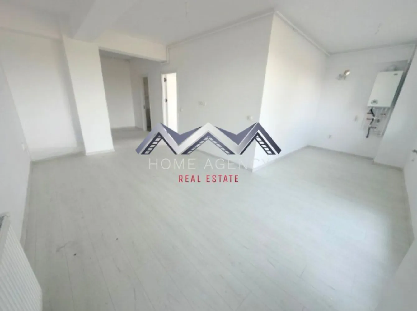 Apartament 2 camere Otopeni | preț final | comision 0 - Descoperă un apartament modern cu 2 camere, situat într-un ansamblu rezidențial nou din Otopeni, ideal atât pentru locuit, cât și pentru investiție sigură, datorită poziționării excelente și accesului rapid către București.

Locuința este amplasată la parter înalt într-un imobil D+3, oferind un echilibru foarte bun între accesibilitate și intimitate, fiind o alegere inspirată pentru cei care își doresc confort. Apartamentul este foarte luminos și bine orientat (Sud-Est), astfel că beneficiază de lumină naturală pe tot parcursul zilei – dormitorul este orientat spre Est, ideal pentru dimineți plăcute, iar zona de zi spre Sud, pentru un ambient cald și primitor.

Compartimentarea este una practică și versatilă, evidențiindu-se printr-o zonă de living generoasă, cu acces către balcon, dar și prin bucătăria retrasă, care poate fi închisă complet, oferind astfel un plus de confort și funcționalitate. 

Apartamentul se predă complet finisat cu materiale moderne, baie complet utilată cu gresie, faianță și obiecte sanitare (cadă), precum și centrală termică proprie, fiind racordat la toate utilitățile. 

Un alt avantaj important este faptul că beneficiază de un loc de parcare inclus, iar prețul afișat este final, reprezentând o oportunitate foarte bună pentru această zonă și acest tip de compartimentare.

Poziționarea în Otopeni oferă acces rapid către Aeroportul Henri Coandă, DN1, Centura București, dar și către centre comerciale, școli și mijloace de transport, ceea ce face ca proprietatea să fie potrivită atât pentru locuire personală, cât și pentru investiție cu randament bun.

Apartamentul se predă nemobilat, unele poze reprezintă sugestii de amenajare.

Programează acum o vizionare - este ultimul disponibil!
