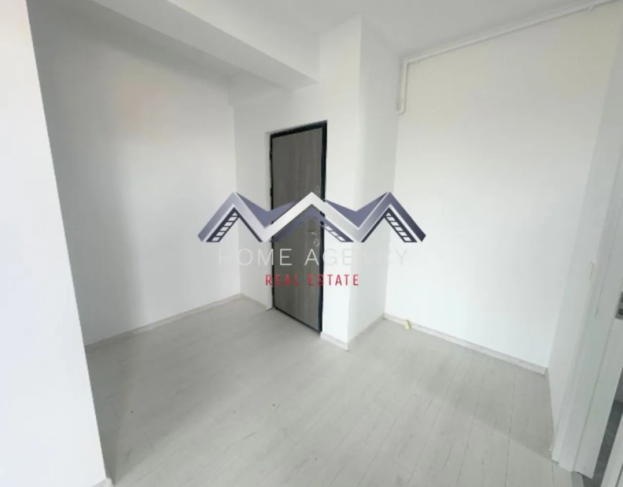 Apartament 2 camere Otopeni | preț final | comision 0 - Descoperă un apartament modern cu 2 camere, situat într-un ansamblu rezidențial nou din Otopeni, ideal atât pentru locuit, cât și pentru investiție sigură, datorită poziționării excelente și accesului rapid către București.

Locuința este amplasată la parter înalt într-un imobil D+3, oferind un echilibru foarte bun între accesibilitate și intimitate, fiind o alegere inspirată pentru cei care își doresc confort. Apartamentul este foarte luminos și bine orientat (Sud-Est), astfel că beneficiază de lumină naturală pe tot parcursul zilei – dormitorul este orientat spre Est, ideal pentru dimineți plăcute, iar zona de zi spre Sud, pentru un ambient cald și primitor.

Compartimentarea este una practică și versatilă, evidențiindu-se printr-o zonă de living generoasă, cu acces către balcon, dar și prin bucătăria retrasă, care poate fi închisă complet, oferind astfel un plus de confort și funcționalitate. 

Apartamentul se predă complet finisat cu materiale moderne, baie complet utilată cu gresie, faianță și obiecte sanitare (cadă), precum și centrală termică proprie, fiind racordat la toate utilitățile. 

Un alt avantaj important este faptul că beneficiază de un loc de parcare inclus, iar prețul afișat este final, reprezentând o oportunitate foarte bună pentru această zonă și acest tip de compartimentare.

Poziționarea în Otopeni oferă acces rapid către Aeroportul Henri Coandă, DN1, Centura București, dar și către centre comerciale, școli și mijloace de transport, ceea ce face ca proprietatea să fie potrivită atât pentru locuire personală, cât și pentru investiție cu randament bun.

Apartamentul se predă nemobilat, unele poze reprezintă sugestii de amenajare.

Programează acum o vizionare - este ultimul disponibil!