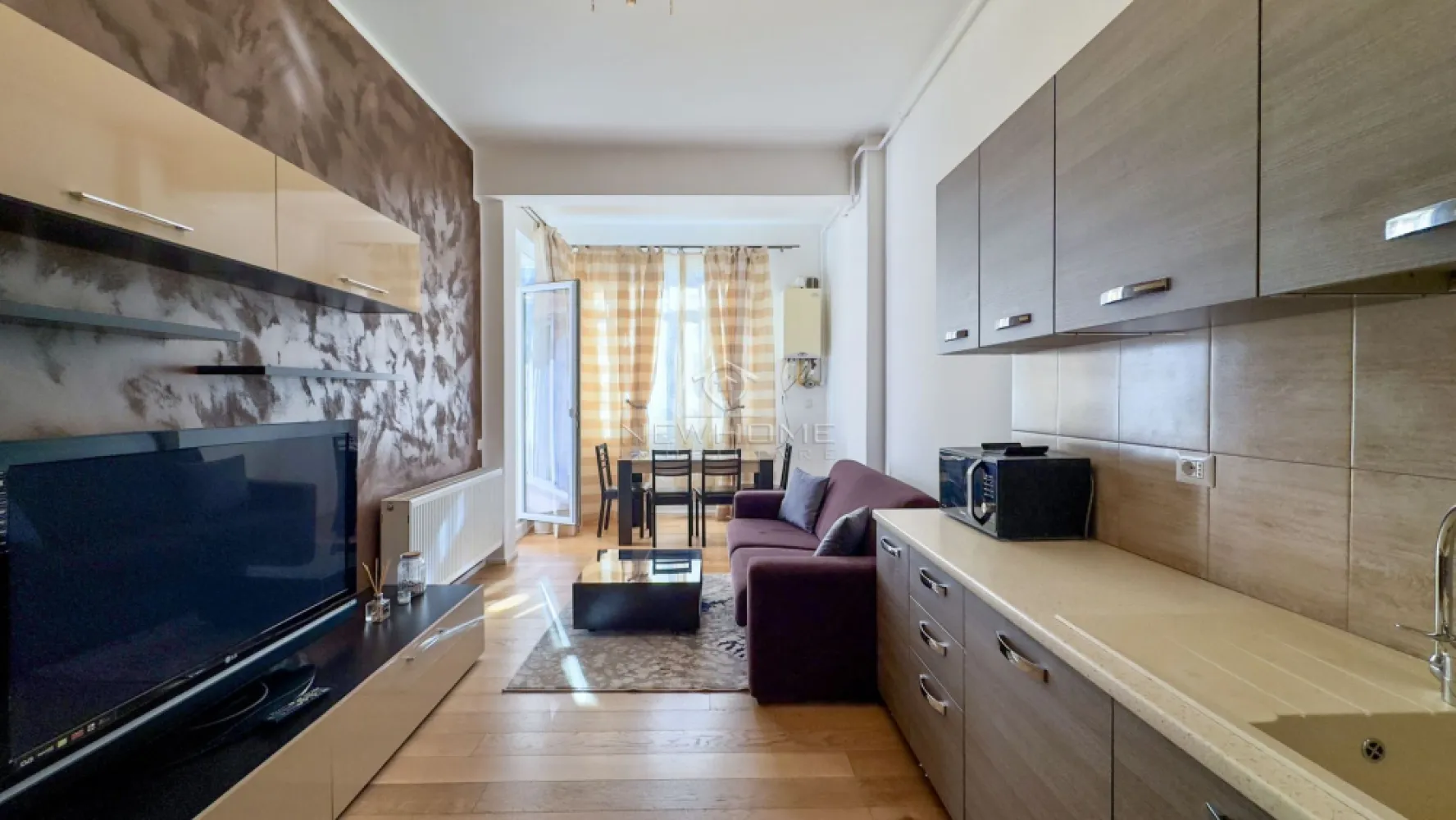 Apartament 2 camere, 55mp, zona Centru Str Traian - NewHome Imobiliare ofera in EXCLUSIVITATE spre inchiriere un apartament modern cu 2 camere semidecomandate, dispune de suprafata utila de 55 mp + 5 mp balcon. Situat la parterulunui unui imobil NOU cu 5 etaje (complexul Traian Residence) construit in anul 2018. Apartamentul este compus din: hol, living open-space impreuna cu bucataria, dormitor, balcon, baie. Pentru confortul Dvs. apartamentul se inchiriaza complet mobilat si utilat, dotat cu, centrala termica propri. Avand in vedere poziția si avantajele zonei este una de mare interes, in apropiere ceentru, mijloace de transport, magazine, farmacii, bănci, etc. Pentru mai multe informatii sau pentru a programa o vizionare contactați-ne cu încredere.