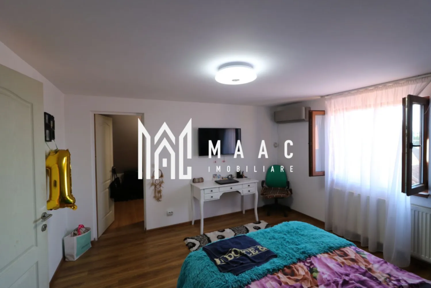 Casă / Vilă cu 6 camere + Casa/Vila cu 2 camere | zona Terezian - SUPER OFERTA - 2 CASE LA PRET DE 1

Daca vreti sa faceti o schimbare in viata voastra de familie, cu siguranta mutarea intr-o zona mai retrasa, linistita si totusi aproape de oras, este decizia corecta!

Va oferim spre vanzare o vila plina de caldura intr-o zona de case din cartierul Terezian.

Imobilul in suprafata de 260 mp utili este dispus P+E+M.

Vila are pe langa panouri solare, o suprafata optima si o compartimentare eficienta, spatiile fiind foarte bine echilibrate. 

Iar bonus pe langa vila, mai beneficiati de o casa de oaspeti pusa la puct si impartita in 2 camere, bucatarie open space si 2 bai (ambele case fiind la acelasi pret si in aceeasi curte)

Va asteptam cu drag, sa va alegeti casa potrivita!

Pentru mai multe detalii, precizati telefonic ca ati vazut anuntul cu ID: CP1057780