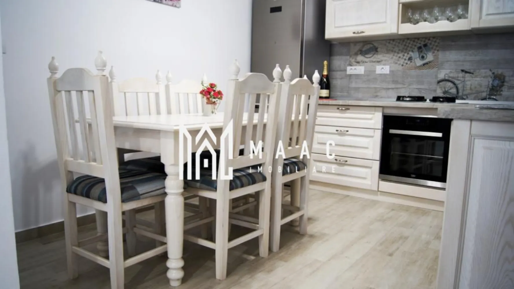 Casă cu 4 camere de vânzare | zona Ultracentrala - MAAC Imobiliare vă propune spre vânzare o casă deosebită situată pe strada Andrei Șaguna, în centrul Sibiului, într-o zonă cu valoare arhitecturală și istorică remarcabilă, aflată în imediata apropiere a principalelor obiective culturale și turistice ale orașului.

Proprietatea are o suprafață utilă de aproximativ 154 mp, desfășurați pe trei niveluri P+1+M, și beneficiază de cotă parte din curtea interioară în suprafață de 54 mp. Imobilul a fost renovat complet în anul 2018, atât la interior cât și la exterior, utilizându-se materiale de calitate superioară și soluții moderne pentru un confort ridicat.

Casa dispune de finisaje și dotări premium, printre care încălzire în pardoseală, scări interioare noi, uși și mobilier din lemn masiv realizate la comandă, toate amenajate cu atenție la detalii și cu un design elegant.

Compartimentarea locuinței este realizată astfel:
-Parter: hol, bucătărie, baie de serviciu, hol, cămară, living generos
-Etaj: două dormitoare, dressing, hol, baie generoasă
-Mansardă: dormitor, hol, dressing

Imobilul se predă complet mobilat și utilat, fiind disponibil imediat pentru mutare sau pentru utilizare ca investiție într-o zonă centrală cu potențial ridicat.

Locația este una deosebită atât din punct de vedere arhitectural, cât și al amplasamentului, fiind situată în centrul civic și cultural al orașului Sibiu, înconjurată de monumente istorice și culturale, teatre, muzee și zone cu ziduri de fortificație.

Pentru mai multe detalii, vă rugăm să menționați telefonic că ați văzut anunțul cu CP1056018.