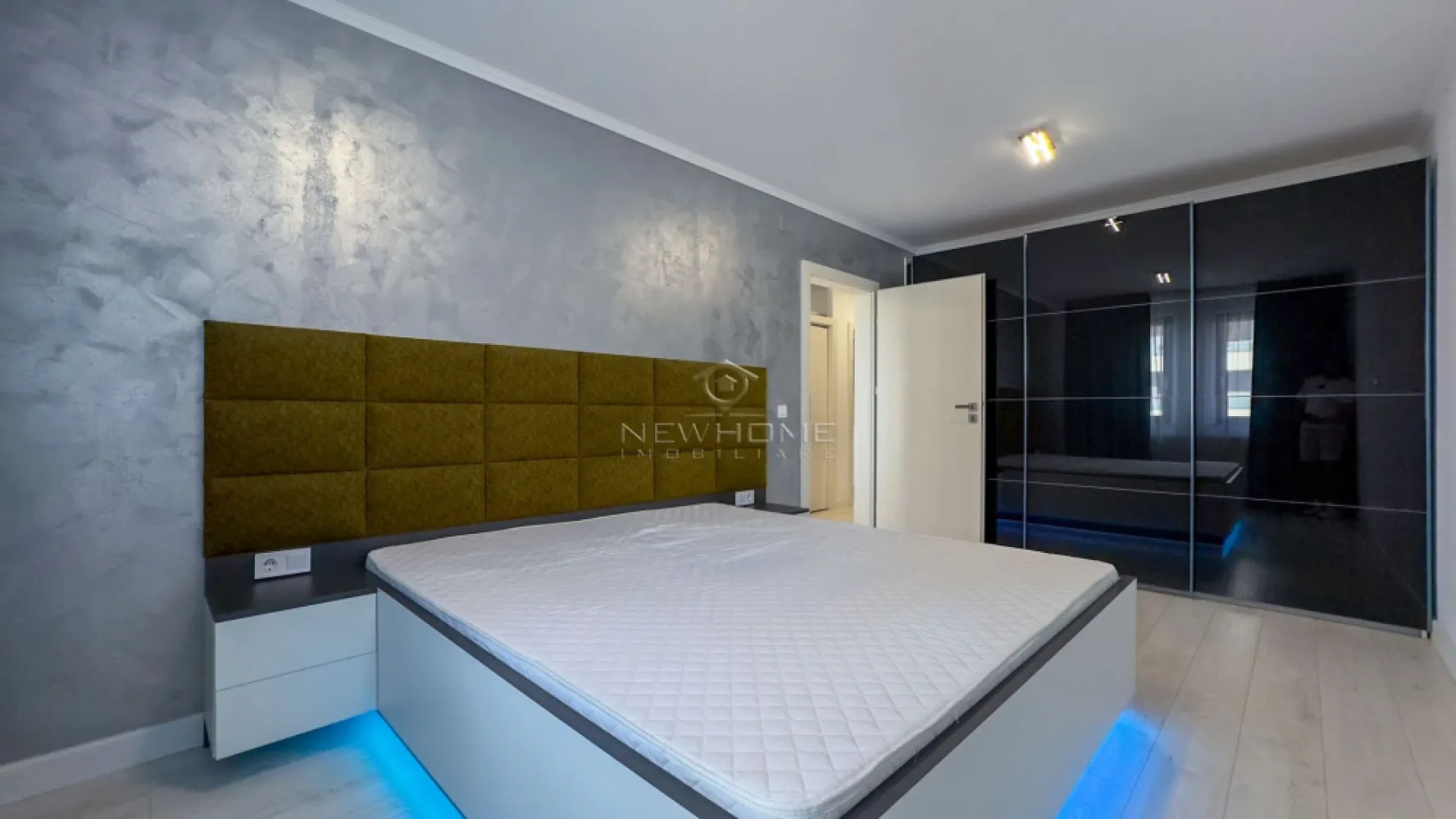 Apartament 2 camera Gheorgheni, Park Lake Iulius Mall - NewHOME Imobiliare ofera in EXCLUSIVITATE spre inchiriere un apartament modern cu 2 camere semidecomandate, suprafata utila de 55 mp + 5 mp balcon, amplasat la etajul 5 din 10 al unui imobil finalizat in anul 2017, ansamblul residential Park Lake 1. Apartamentul este compus din: hol, baie, dormitor, living, balcon, debara, bucatarie. Pentru confortul Dvs. se inchiriaza complet mobilat si utilat, dotat cu centrala termica proprie, electrocasnice de buna calitate. Obtional loc de paracre subteran 60 euro/luna. Avand in vedere poziția si avantajele zonei este una de interes maxim, datorita pozitionarii fiind in apropiere de centru comercial Iulius Mall, Business centre, facultatea FSEGA, Porsche Engineering, baza Sportiva, Iulius Park, etc. Pentru mai multe informatii si pentru a programa o vizionare, contactati-ne cu incredere!
