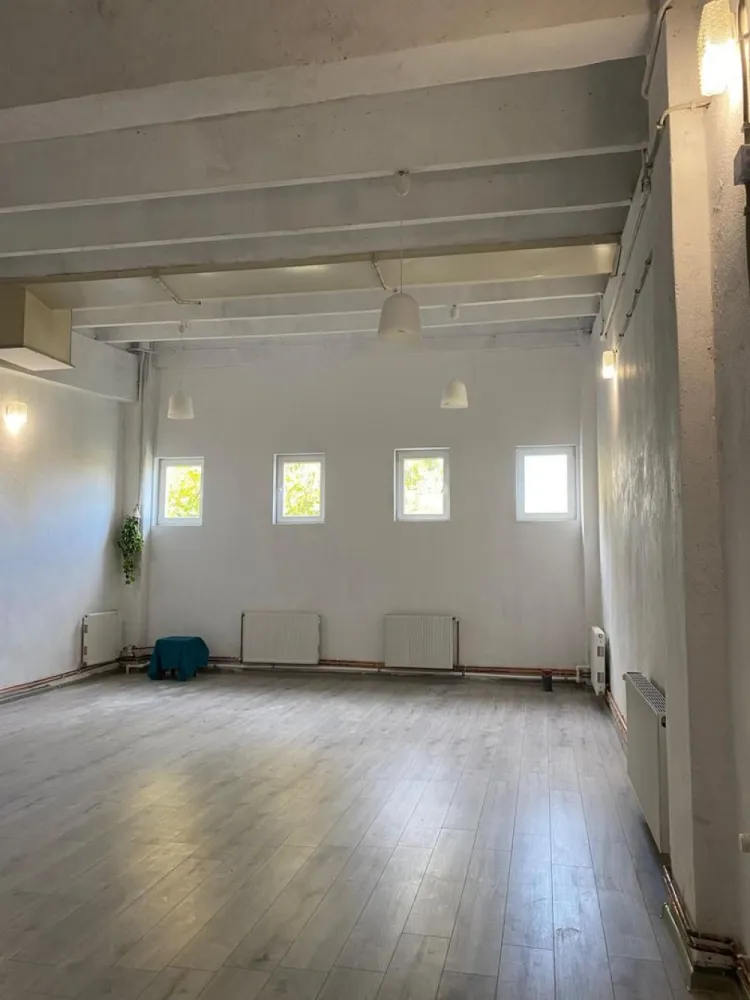Sală de fitness birou,depozit,hale,104mp,23mp,35mp,1.000 mp. - Contact 0774048706 Bogdan
De închiriat spatii de birouri, hale,depozite,magazii, sală de fitness,parcări acoperite, formate din 1 și 2 încăperi, situate la parter și etajul 1 situate în zona 7 Noiembrie Targu Mures
Compartimentare:
- 1 spatiu cu suprafata de 104 mp la etajul 1 amenajat pentru sală de fitness la pretul de 550 euro
- 1 birou cu suprafața de 23 mp. cu baie proprie la parter ,preț 230euro
- 2 spații cu suprafața de 30 mp.la la parter, preț 150 euro 
- 1 spatiu 103 mp. la parter, preț 450 euro
- 1 magazie 36 mp. la parter, preț 75 euro
- parcări acoperite la 2 euro mp.
- Disponibilei hale de producție la etajul 1 și 2 cu suprafețe utile de 1.000 mp - 1136 mp.cu 2 lifturi ,trifazic preț 3 euro mp
Detalii:

Contact 0774048706 Bogdan
Comisionul perceput este de 50% din valoarea primei chirii si se percepe o singură dată!
Acest anunț nu corespunde cerințelor tale? Sună la numărul afișat în anunț și unul dintre agenții noștri te va ajuta cu alte oferte personalizate în funcție de cerințele tale.