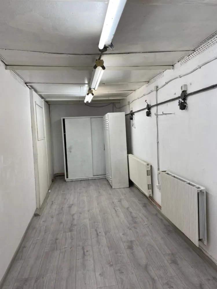 Sală de fitness birou,depozit,hale,104mp,23mp,35mp,1.000 mp. - Contact 0774048706 Bogdan
De închiriat spatii de birouri, hale,depozite,magazii, sală de fitness,parcări acoperite, formate din 1 și 2 încăperi, situate la parter și etajul 1 situate în zona 7 Noiembrie Targu Mures
Compartimentare:
- 1 spatiu cu suprafata de 104 mp la etajul 1 amenajat pentru sală de fitness la pretul de 550 euro
- 1 birou cu suprafața de 23 mp. cu baie proprie la parter ,preț 230euro
- 2 spații cu suprafața de 30 mp.la la parter, preț 150 euro 
- 1 spatiu 103 mp. la parter, preț 450 euro
- 1 magazie 36 mp. la parter, preț 75 euro
- parcări acoperite la 2 euro mp.
- Disponibilei hale de producție la etajul 1 și 2 cu suprafețe utile de 1.000 mp - 1136 mp.cu 2 lifturi ,trifazic preț 3 euro mp
Detalii:

Contact 0774048706 Bogdan
Comisionul perceput este de 50% din valoarea primei chirii si se percepe o singură dată!
Acest anunț nu corespunde cerințelor tale? Sună la numărul afișat în anunț și unul dintre agenții noștri te va ajuta cu alte oferte personalizate în funcție de cerințele tale.